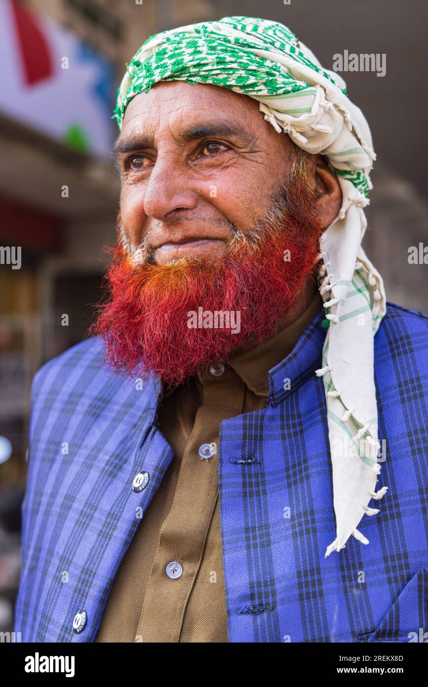 Berna Bugh, Kangan, Jammu e Kashmir, India. 27 ottobre 2022. Un uomo con una barba tinta di henné rosso in un villaggio di Jammu e Kashmir. Foto Stock