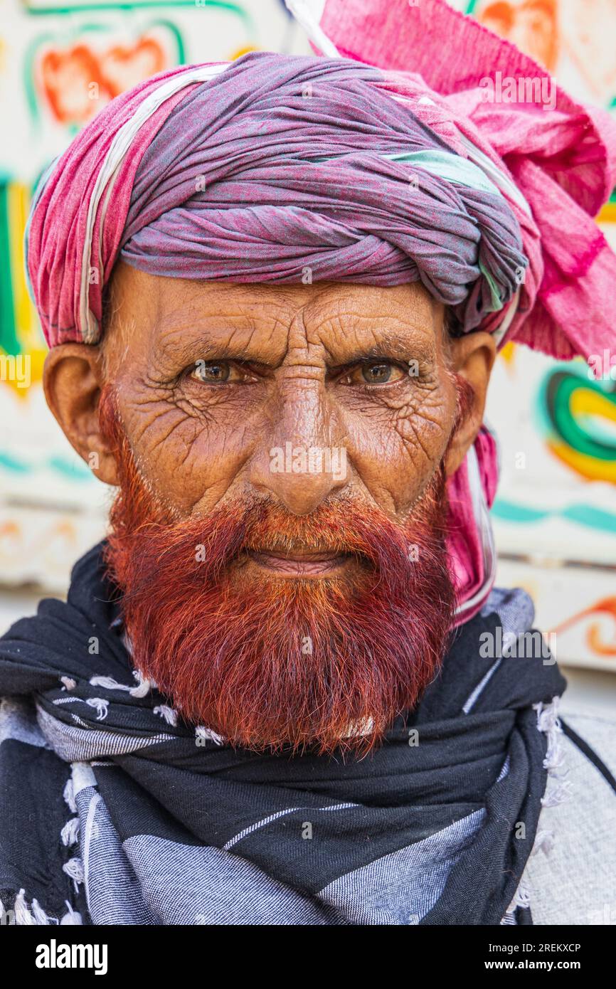 Berna Bugh, Kangan, Jammu e Kashmir, India. 27 ottobre 2022. Un uomo con una barba tinta di henné rosso in un villaggio di Jammu e Kashmir. Foto Stock