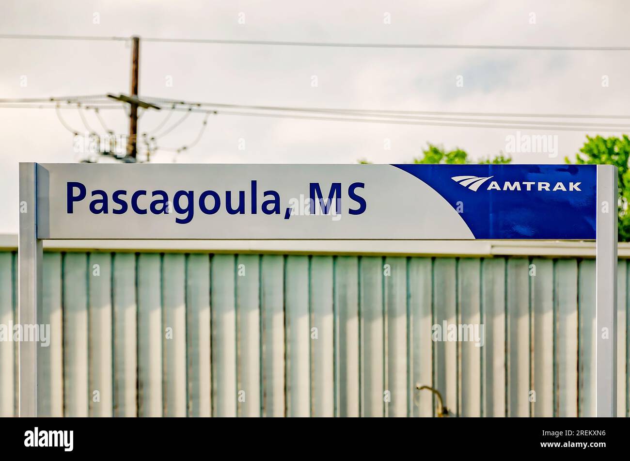 La nuova segnaletica Amtrak è esposta presso il deposito ferroviario di Pascagoula, l'11 maggio 2023, a Pascagoula, Mississippi. Foto Stock