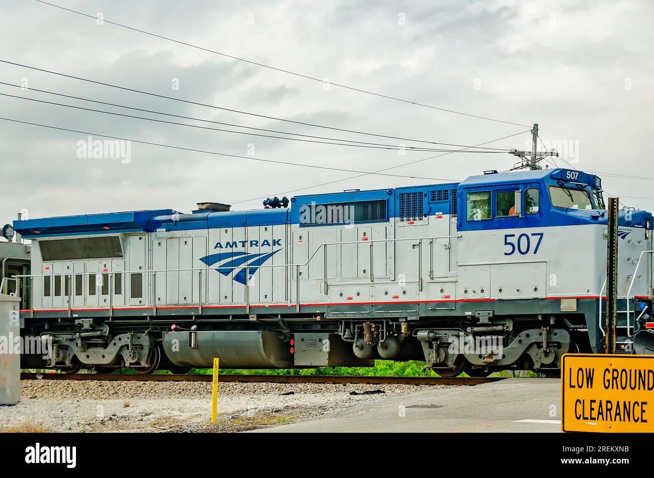 La Amtrak Engine 507 supera l'incrocio di Graveline Road, l'11 maggio 2023, a Gautier, Mississippi. Foto Stock