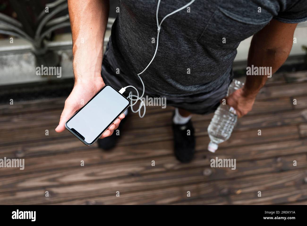 Uomo di punta che tiene il telefono sotto controllo. Foto ad alta risoluzione Foto Stock