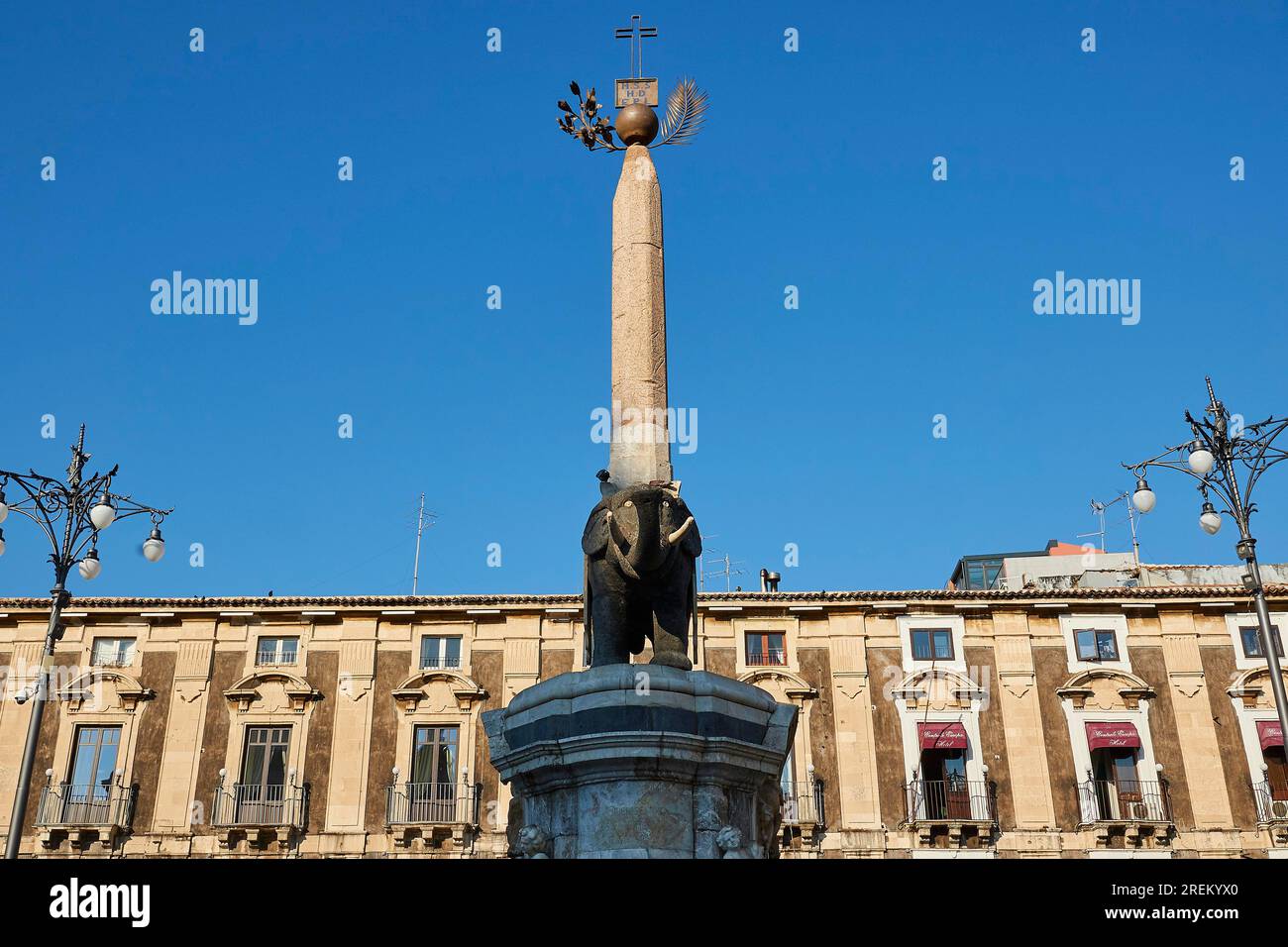 Obelisco, elefante, vista frontale, cielo blu senza nuvole, città vecchia, Catania, costa orientale, Sicilia, Italia Foto Stock