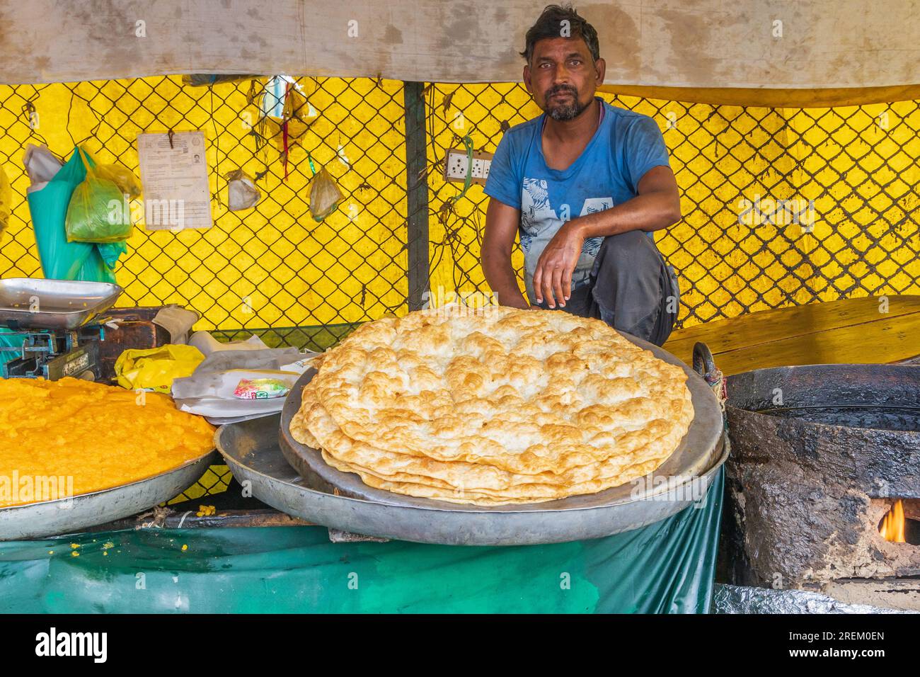 Rainawari, Srinagar, Jammu e Kashmir, India. 28 ottobre 2022. Uomo che vende pane appena fritto a Srinagar. Foto Stock