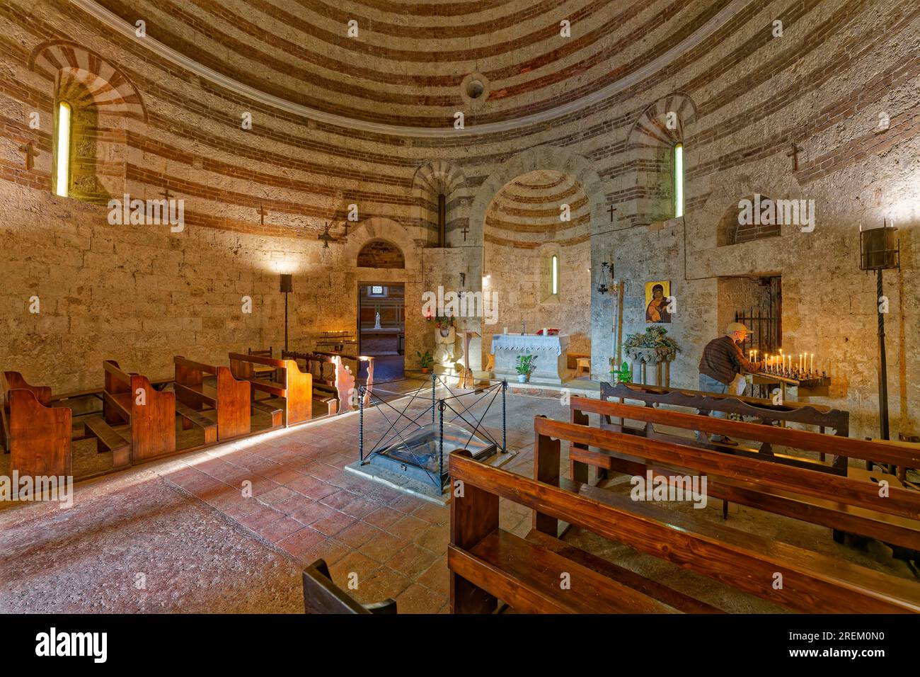 Sala centrale rotonda, Oratorio di San Galgano sul Montesiepi, Chiusdino, Toscana, Italia Foto Stock