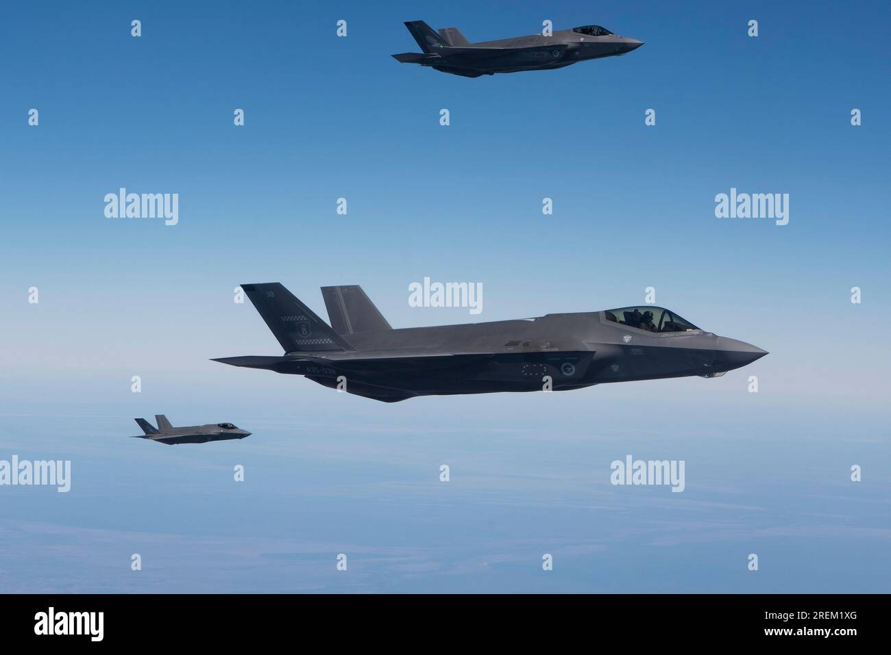 Queensland settentrionale, Australia. 23 luglio 2023. Queensland settentrionale, Australia. 23 luglio 2023. Royal Australian Air Force F-35A Lightning II Stealth Fighter Aircraft, assegnato al 3 Squadron, si prepara a fare rifornimento da un RAAF KC-30A Multi-role Tanker Transport durante l'esercitazione Talisman Sabre, 23 luglio 2023 nell'Australia settentrionale. Credito: TSgt. Eric Summers Jr./USA Air Force/Alamy Live News Foto Stock