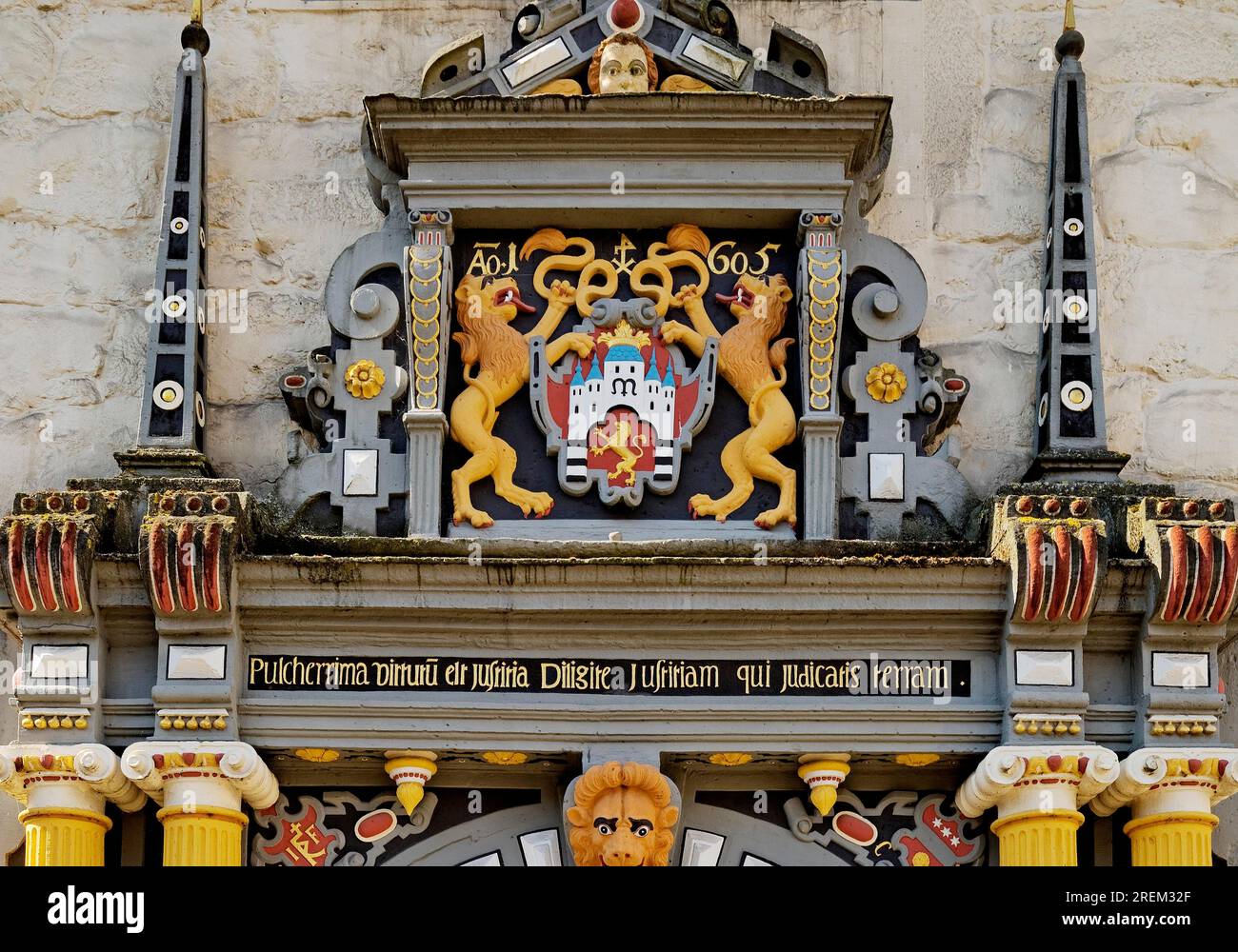 Dettaglio del portale con stemma della città al municipio di Muenden, Weser Renaissance, Hann. Muenden o Hannover Muenden, bassa Sassonia, Germania Foto Stock