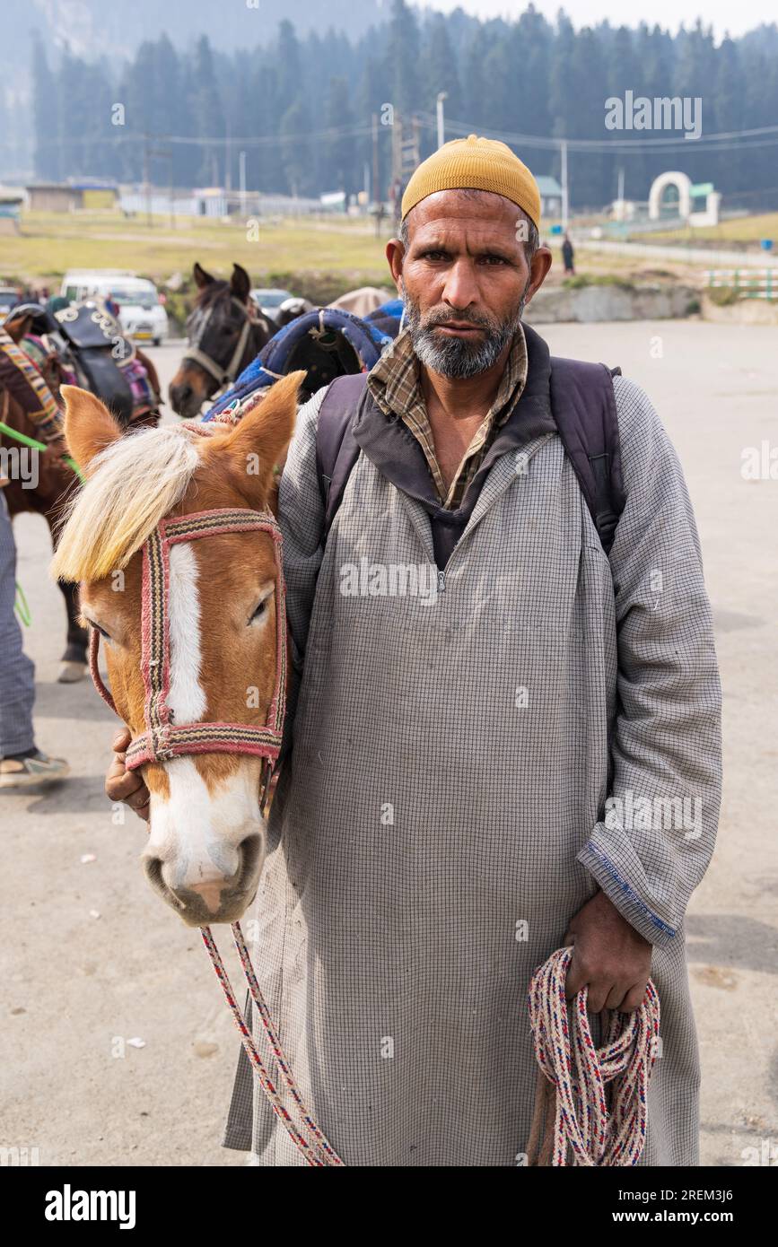 Khansahib Tehsil, Jammu e Kashmir, India. 31 ottobre 2022. Uomo con un cavallo a Jammu e Kashmir. Foto Stock