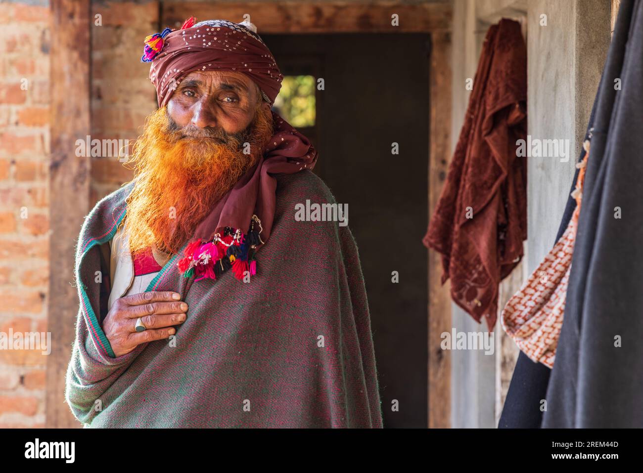 Khansahib Tehsil, Jammu e Kashmir, India. 31 ottobre 2022. Un uomo con una barba tinta di henné rosso in un villaggio di Jammu e Kashmir. Foto Stock