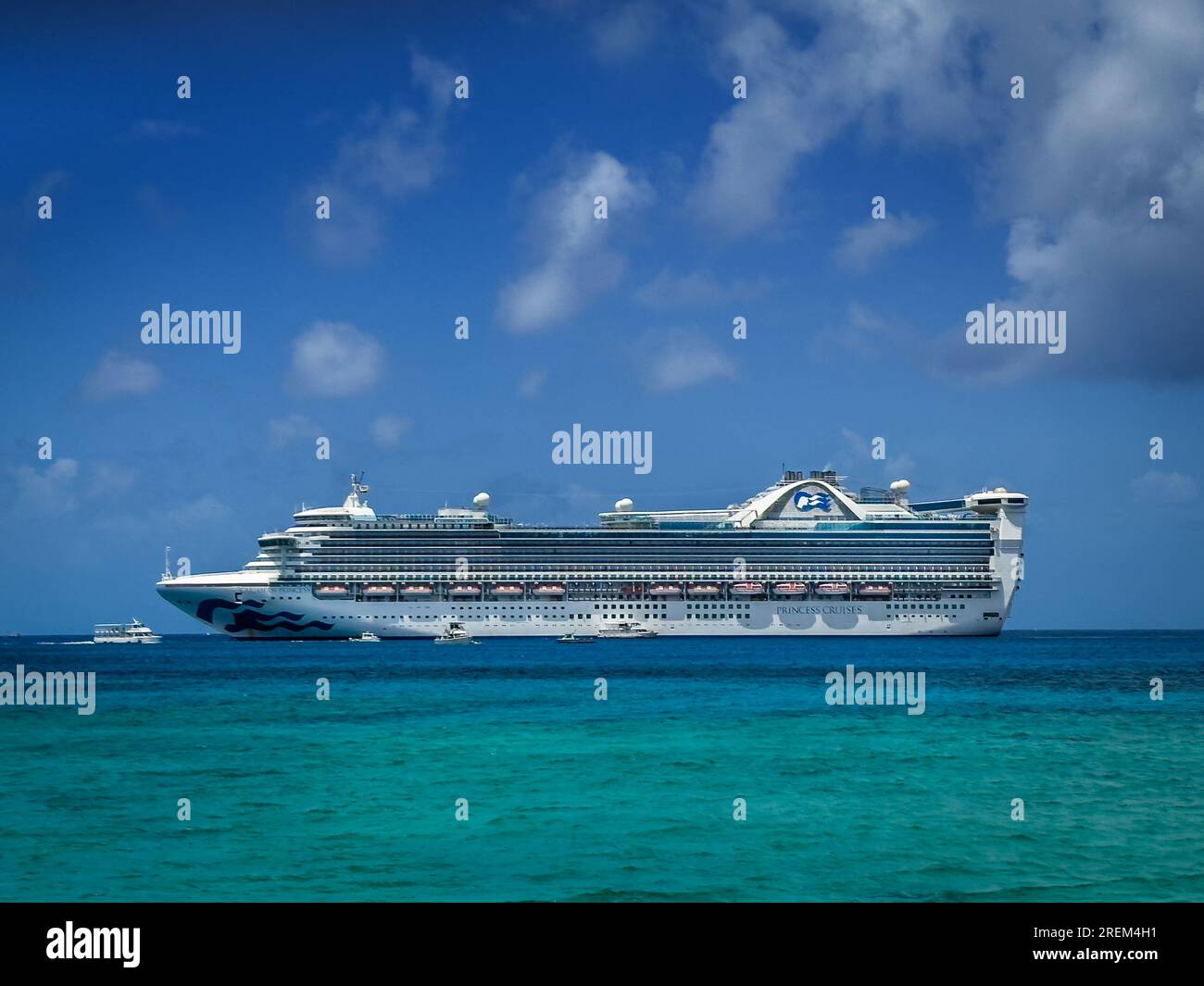 Grand Cayman, Isole Cayman, 12 giugno 2023, vista della nave da crociera Caribbean Princess sul Mar dei Caraibi ormeggiata da George Town Foto Stock