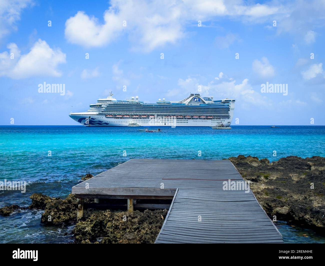 Grand Cayman, Isole Cayman, 12 giugno 2023, vista della nave da crociera Caribbean Princess sul Mar dei Caraibi ormeggiata da George Town Foto Stock