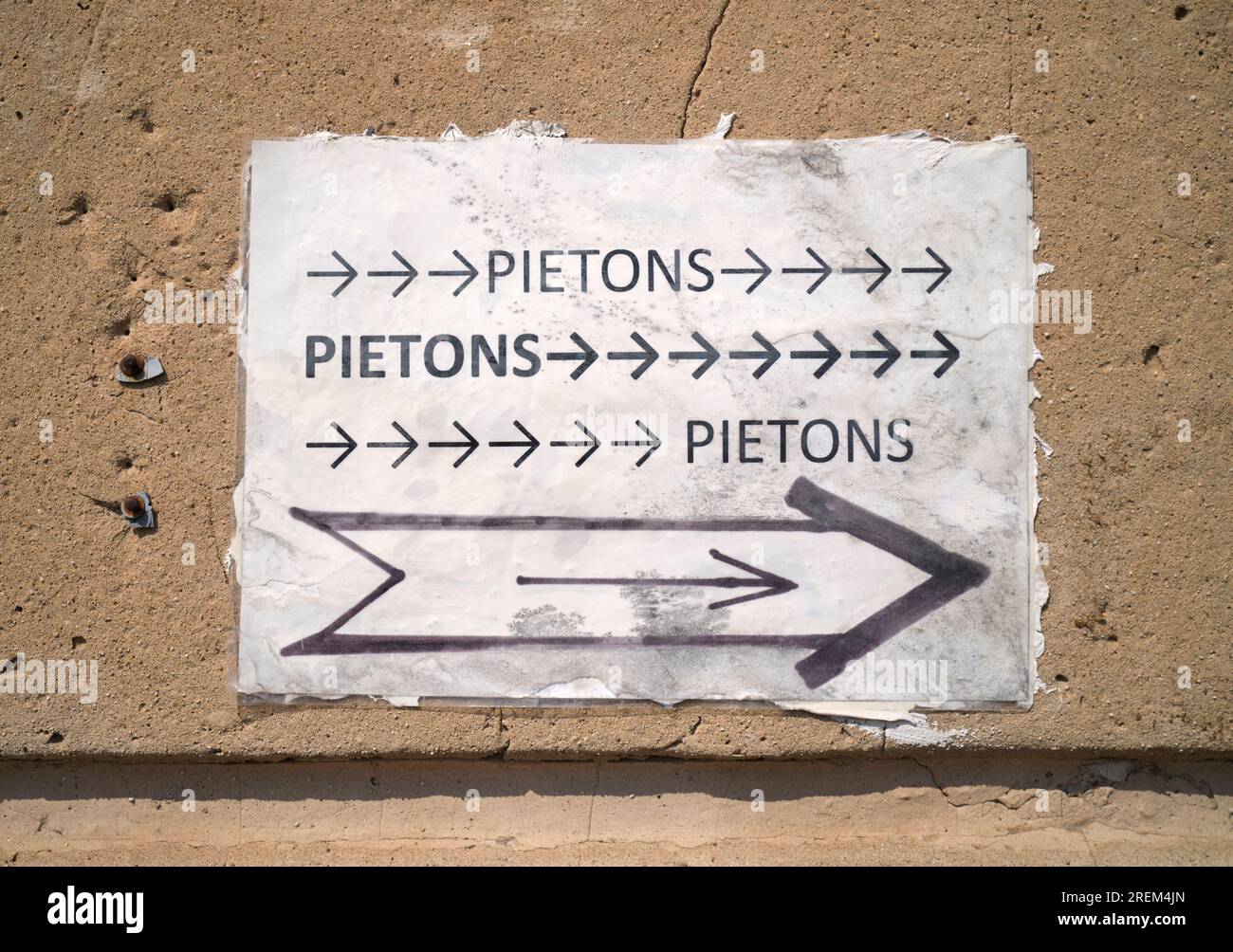 Cartello Pietons o Pedestrians per le strade di Marsiglia in Francia Foto Stock