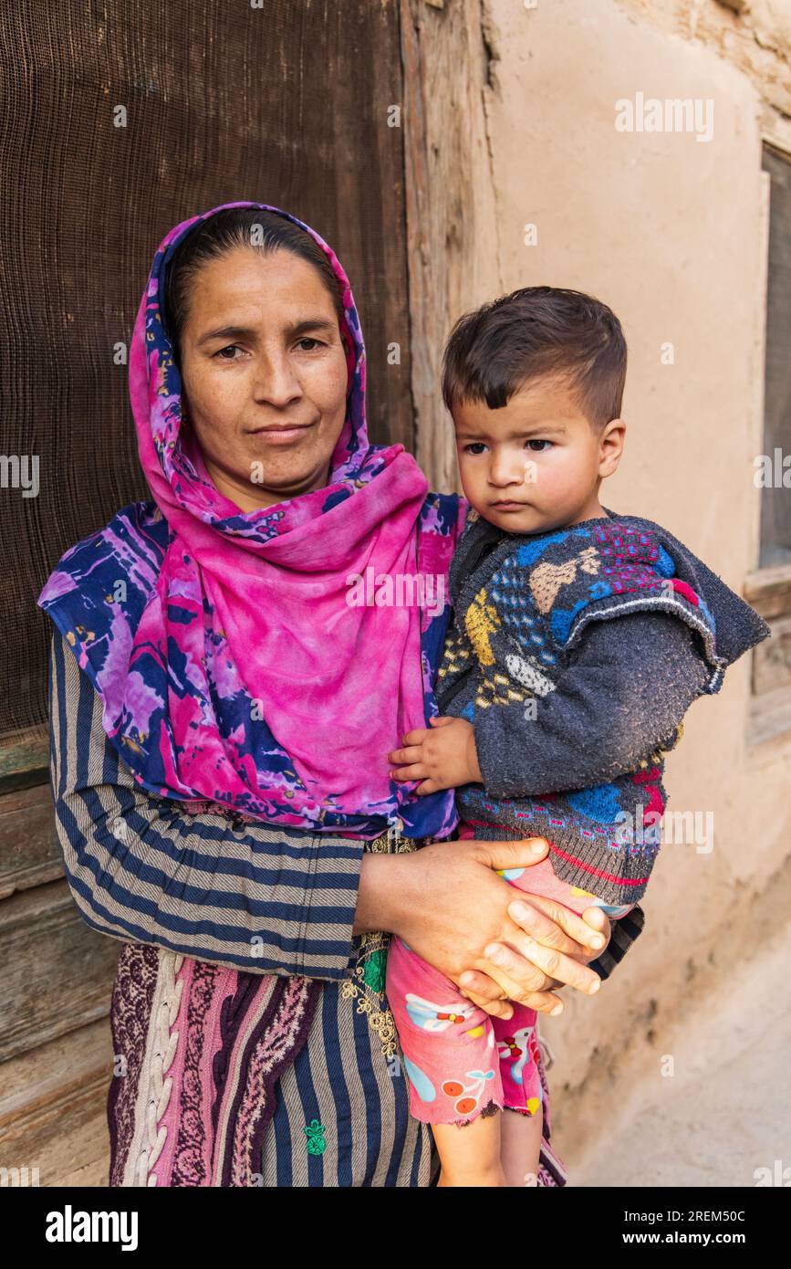 Sumbal Bala, Kangan, Jammu e Kashmir, India. 2 novembre 2022. Una donna e un bambino a Jammu e Kashmir. Foto Stock