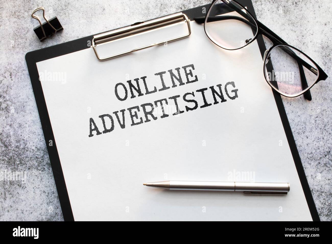 PUBBLICITÀ ONLINE . Testo su blocco note con calcolatrice e tastiera, business. Foto Stock