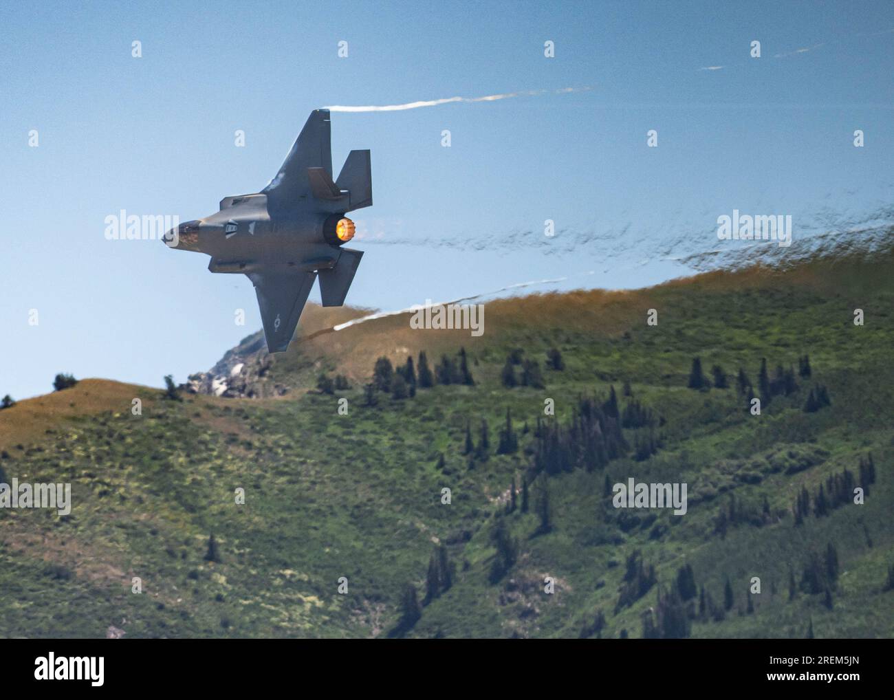 Hill Air Force base, Utah, USA. 12 luglio 2023. Il maggiore Kristin Wolfe, comandante dell'F-35A Lightning II Demonstration Team, vola con un F-35 assegnato al 421st Fighter Generation Squadron durante una performance pratica presso Hill Air Force base, Utah, il 12 luglio 2023. I membri militari e i coniugi chiave con il 388th Fighter Wing sono stati invitati ad osservare le prestazioni pratiche sulla linea di volo e interagire con i membri dell'equipaggio assegnati alla squadra dimostrativa. Credito: USA Air Force/ZUMA Press Wire/ZUMAPRESS.com/Alamy Live News Foto Stock