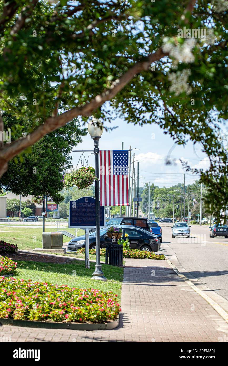 Prattville, Alabama, Stati Uniti d'America - 16 giugno 2023: Bandiera americana appesa a un lampione nell'Heritage Park lungo Court Street nel centro storico di Prattville. Foto Stock