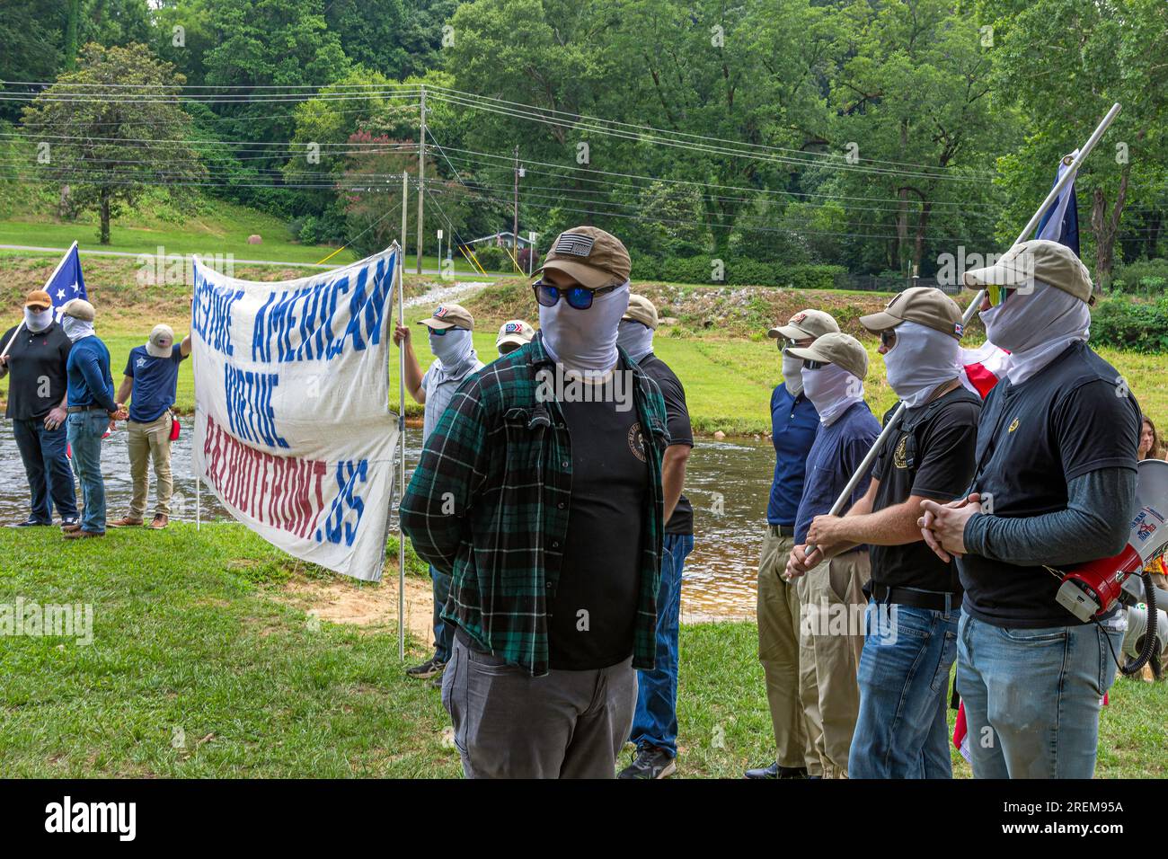 Prattville, Alabama, USA - 24 giugno 2023: Membri mascherati del Patriot Front, un gruppo di odio nazionalista e neofascista bianco, che venne a disturbare un Pride Even Foto Stock