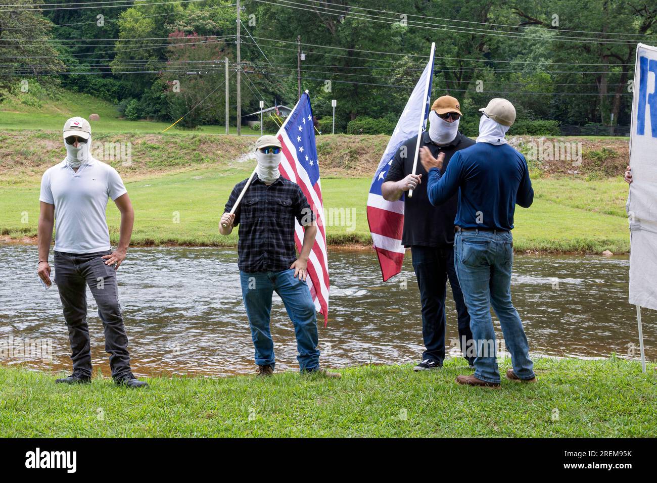 Prattville, Alabama, USA - 24 giugno 2023: Membri del Patriot Front, un gruppo di odio nazionalista e neofascista bianco, coprono i loro volti per cercare di rimanere anoni Foto Stock