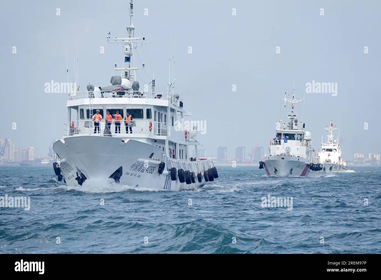 YANTAI, CINA - 28 LUGLIO 2023 - Una flotta congiunta di forze dell'ordine marittime pattuglia le acque al largo di Yantai, nella provincia di Shandong della Cina orientale, 28 luglio 2023. Foto Stock