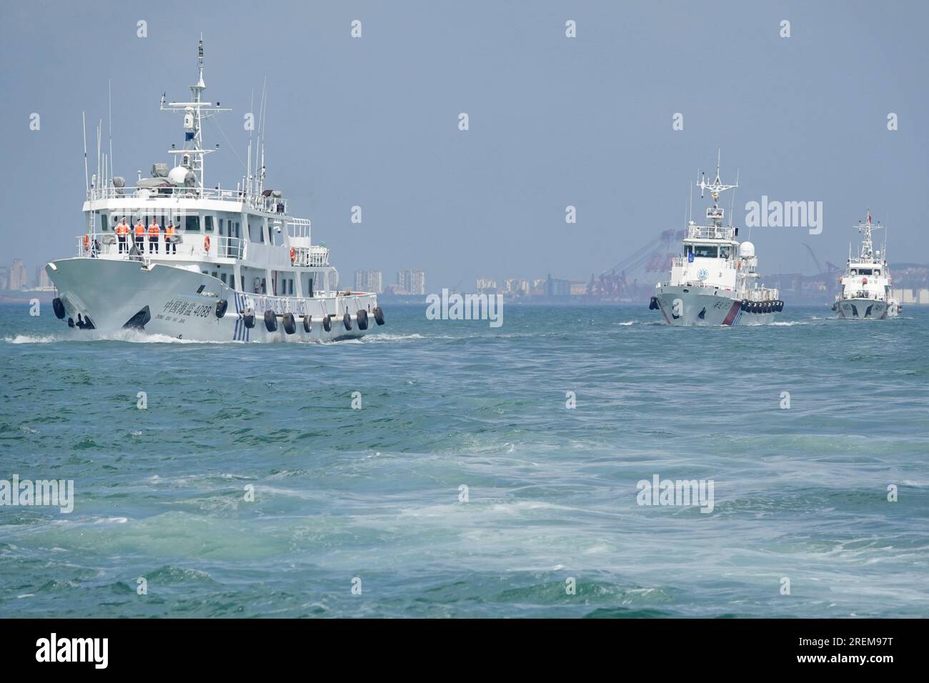YANTAI, CINA - 28 LUGLIO 2023 - Una flotta congiunta di forze dell'ordine marittime pattuglia le acque al largo di Yantai, nella provincia di Shandong della Cina orientale, 28 luglio 2023. Foto Stock