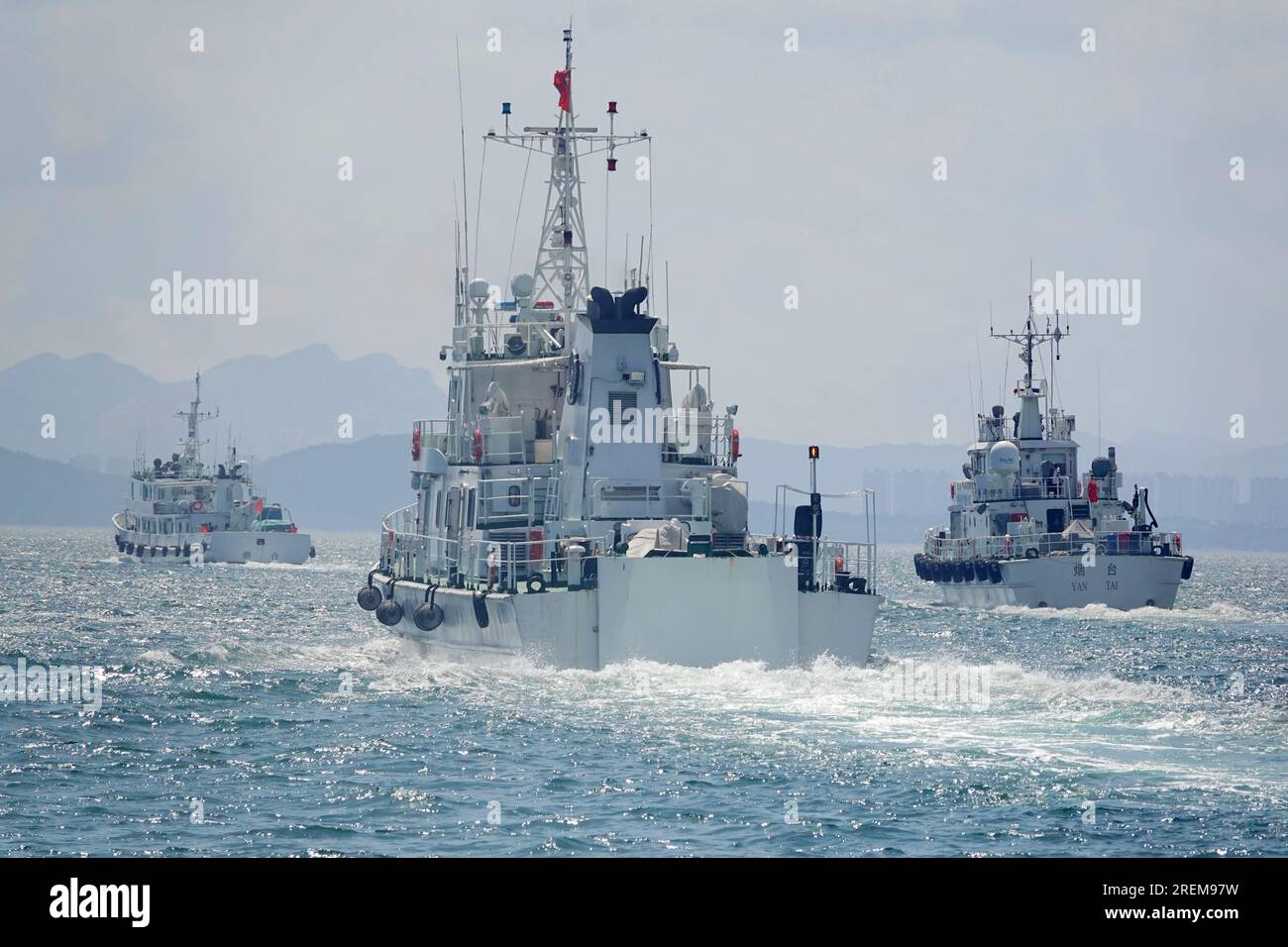 YANTAI, CINA - 28 LUGLIO 2023 - Una flotta congiunta di forze dell'ordine marittime pattuglia le acque al largo di Yantai, nella provincia di Shandong della Cina orientale, 28 luglio 2023. Foto Stock