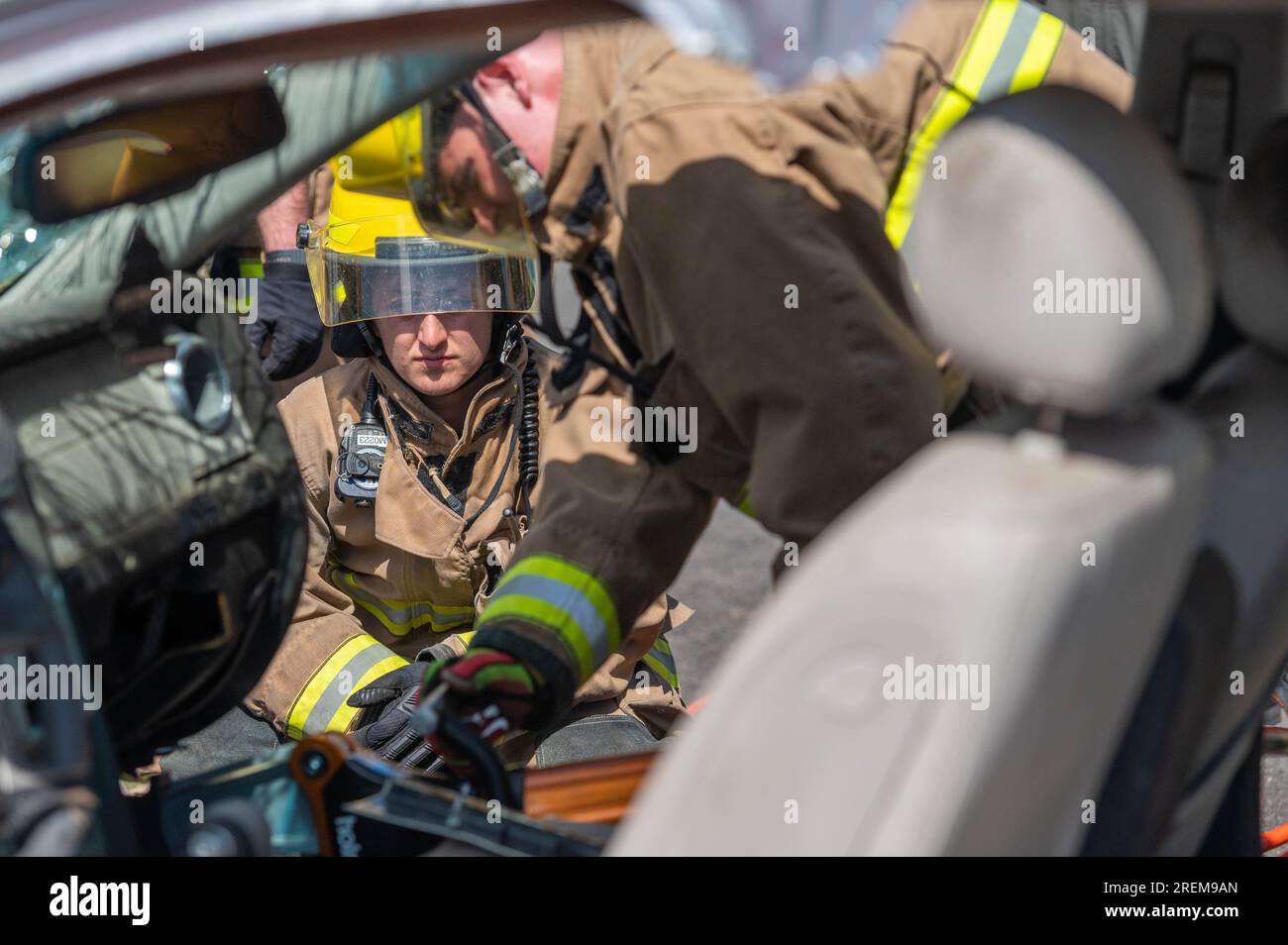 I vigili del fuoco 134th si addestrano sull'estrazione di veicoli con i vigili del fuoco dei Marine alla base aerea dei Marine di Kaneohe Bay durante un dispiegamento per l'addestramento alla base congiunta di Pearl Harbor-Hickam il 26 luglio 2023. I vigili del fuoco viaggiarono con altri del 134th Civil Engineering Squadron per due settimane per completare l'addestramento essenziale, così come diversi progetti di costruzione e costruzione presso strutture militari locali. (STATI UNITI Air National Guard foto di Tech. Sgt. Teri Eicher) Foto Stock