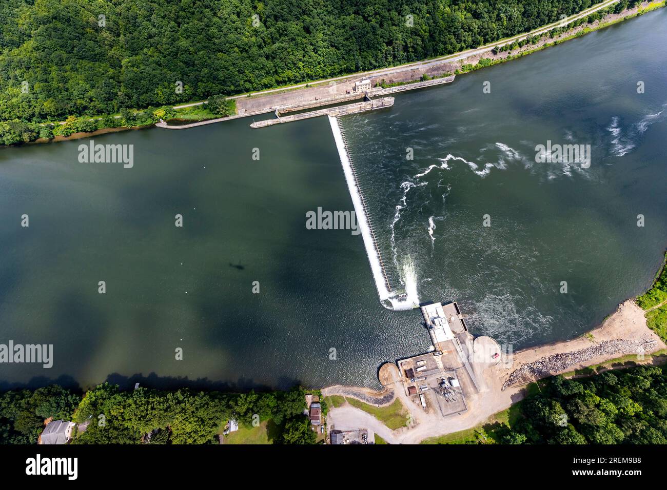 Pennsylvania, 21 luglio 2023. La struttura è una delle otto strutture di navigazione sul fiume Allegheny che forniscono navigazione da East Brady, Pennsylvania, al centro di Pittsburgh. STATI UNITI L'Army Corps of Engineers iniziò a costruire il progetto nel 1935 e fu completato nel 1938, entrando in funzione lo stesso anno. La chiusa si trova al River Mile 62.2. Le 26.000 miglia quadrate del distretto di Pittsburgh comprendono porzioni della Pennsylvania occidentale, della Virginia Occidentale settentrionale, dell'Ohio orientale, del Maryland occidentale e del New York sud-occidentale. Ha più di 328 miglia di corsi d'acqua navigabili, 23 chiuse e dighe di navigazione, Foto Stock