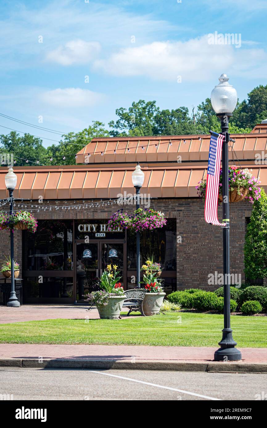 Prattville, Alabama, USA - 16 giugno 2023: Foto verticale dell'ingresso principale del municipio di Prattville in un bellissimo giorno di giugno. Foto Stock