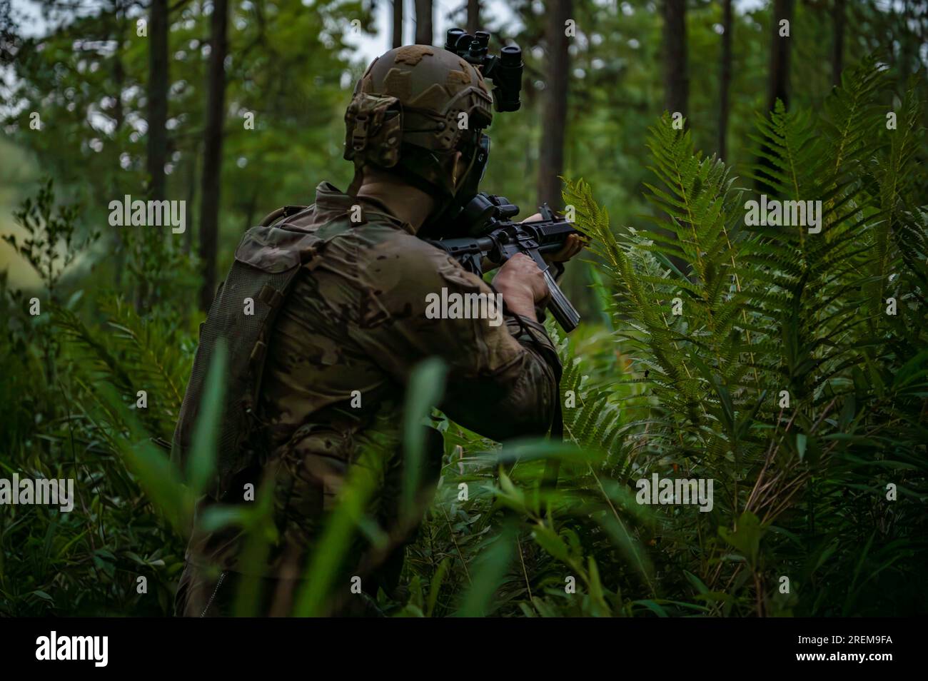 Gli istruttori dello Special Warfare Training Wing simulano un attacco agli studenti per testare la loro capacità di comunicare e rispondere in squadra durante la Tactics Field Week del 19 luglio 2023, nelle foreste della Carolina del Nord. Tactics Field Week prepara gli studenti all'interno del 352nd Training Squadron dello Special Warfare Training Wing per le carriere come controllori di combattimento, ufficiali tattici speciali e avieri da ricognizione speciali che possono operare in luoghi austeri durante le missioni ad alta posta in gioco. (STATI UNITI Foto dell'aeronautica militare di Miriam Thurber) Foto Stock