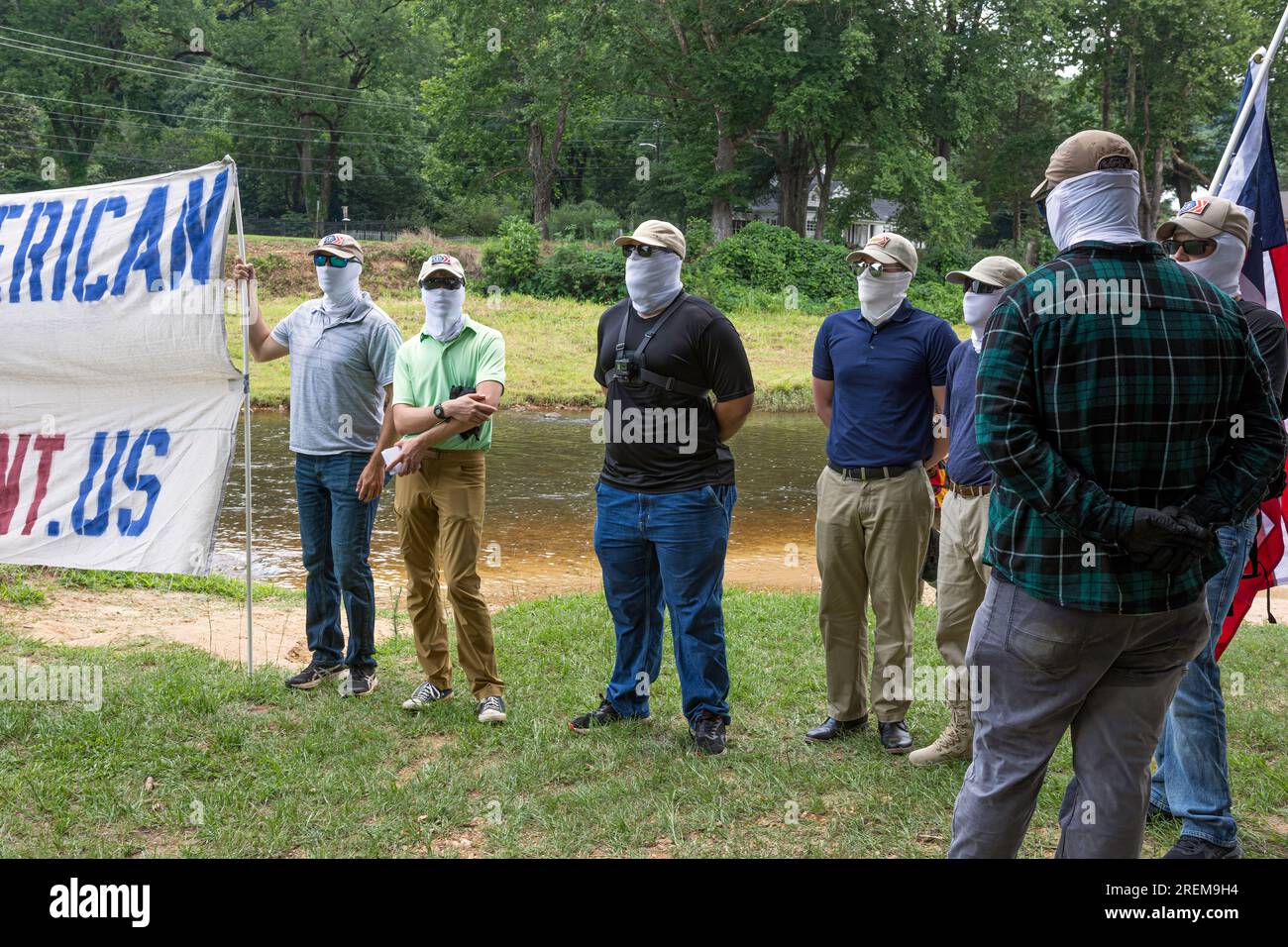 Prattville, Alabama, USA - 24 giugno 2023: Membri mascherati del Patriot Front, un gruppo di odio nazionalista e neo-fascista, che cerca di interrompere un evento Pride Foto Stock