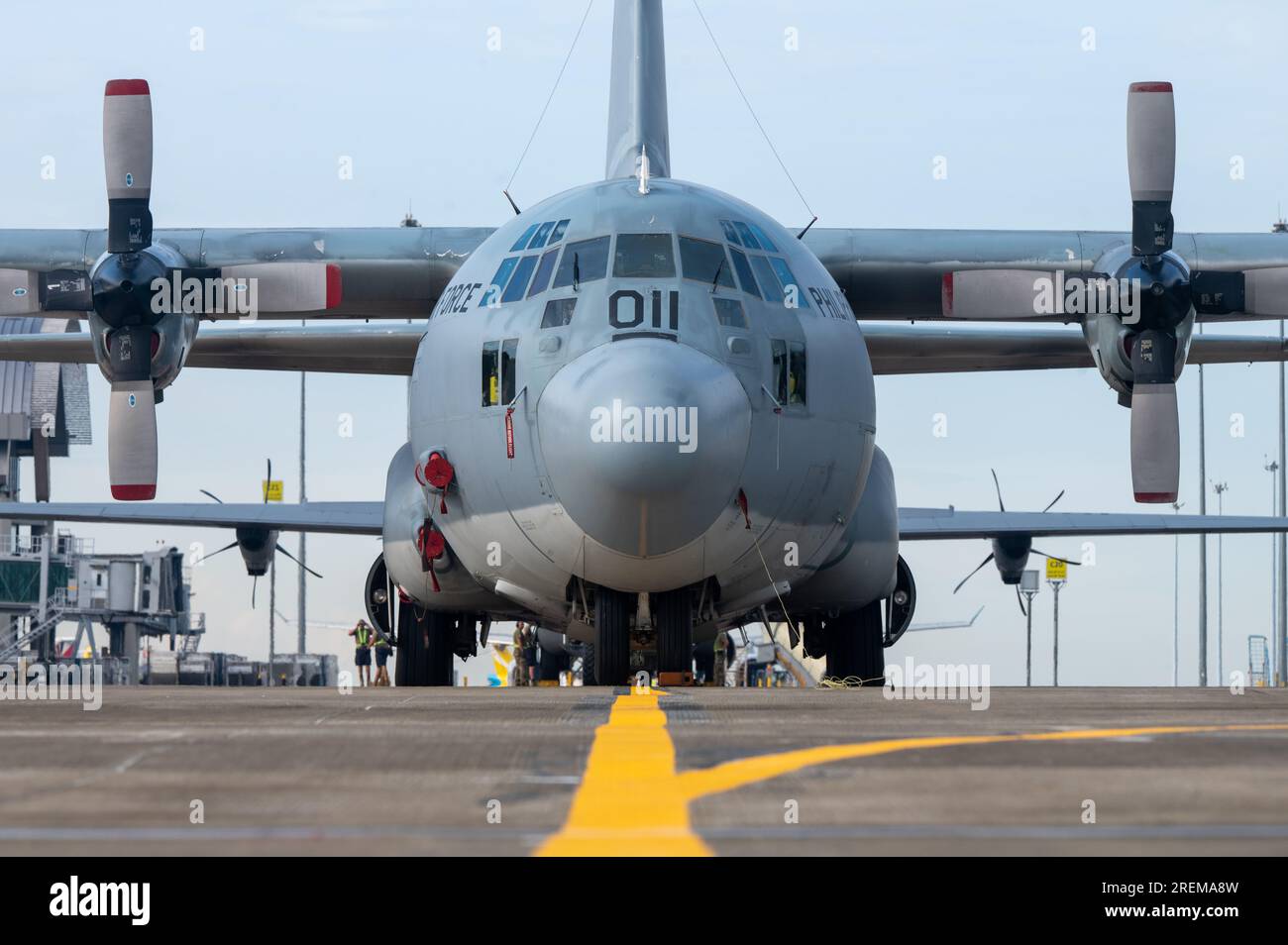 Un C-130 Hercules si trova sulla flightline a supporto delle operazioni Cope Thunder 23-2 a Mactan, Filippine, 11 luglio 2023. Gli obiettivi dell'esercitazione erano pianificare operazioni combinate di caccia, praticare l'interoperabilità con le unità tattiche e rafforzare la capacità di combattimento delle nazioni partecipanti. (STATI UNITI Foto dell'aeronautica militare di Senior Airman Vaughn Weber) Foto Stock