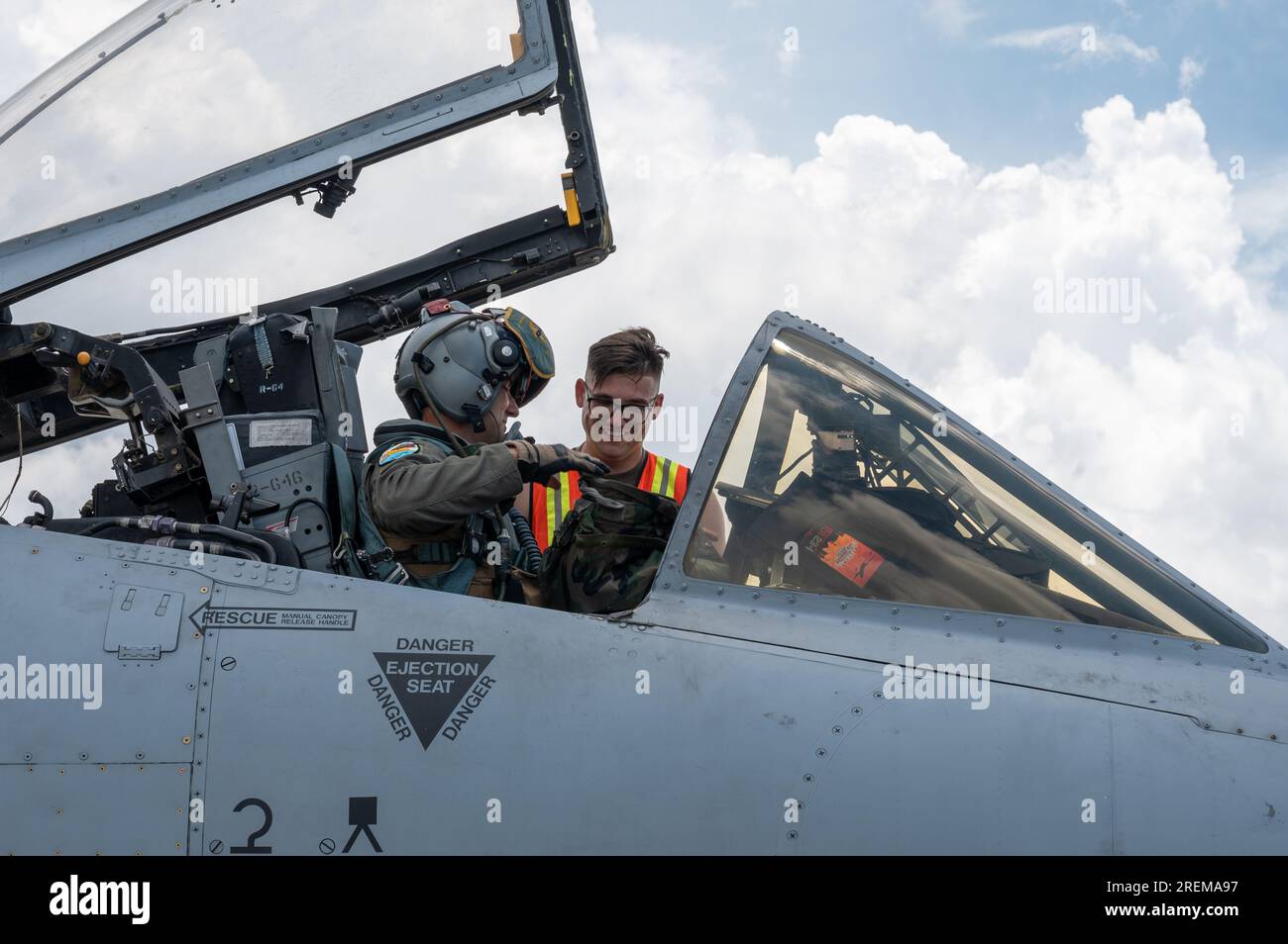 UN U.S. Air Force Airman, assegnato alla Davis-Monthan Air Force base, Arizona aiuta un pilota con la sua attrezzatura a supporto di Cope Thunder 23-2 a Mactan, Filippine, 11 luglio 2023. Cope Thunder 23-2 ha offerto ai membri del servizio un'opportunità unica di formare insieme, aumentando la capacità degli Stati Uniti e delle Filippine di lavorare insieme. (STATI UNITI Foto dell'aeronautica militare di Senior Airman Vaughn Weber) Foto Stock