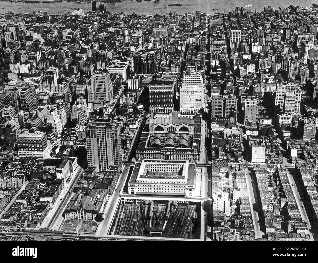 New York, New York: c. 1933 una vista aerea della Pennsylvania Station con l'edificio dell'ufficio postale in primo piano. Foto Stock