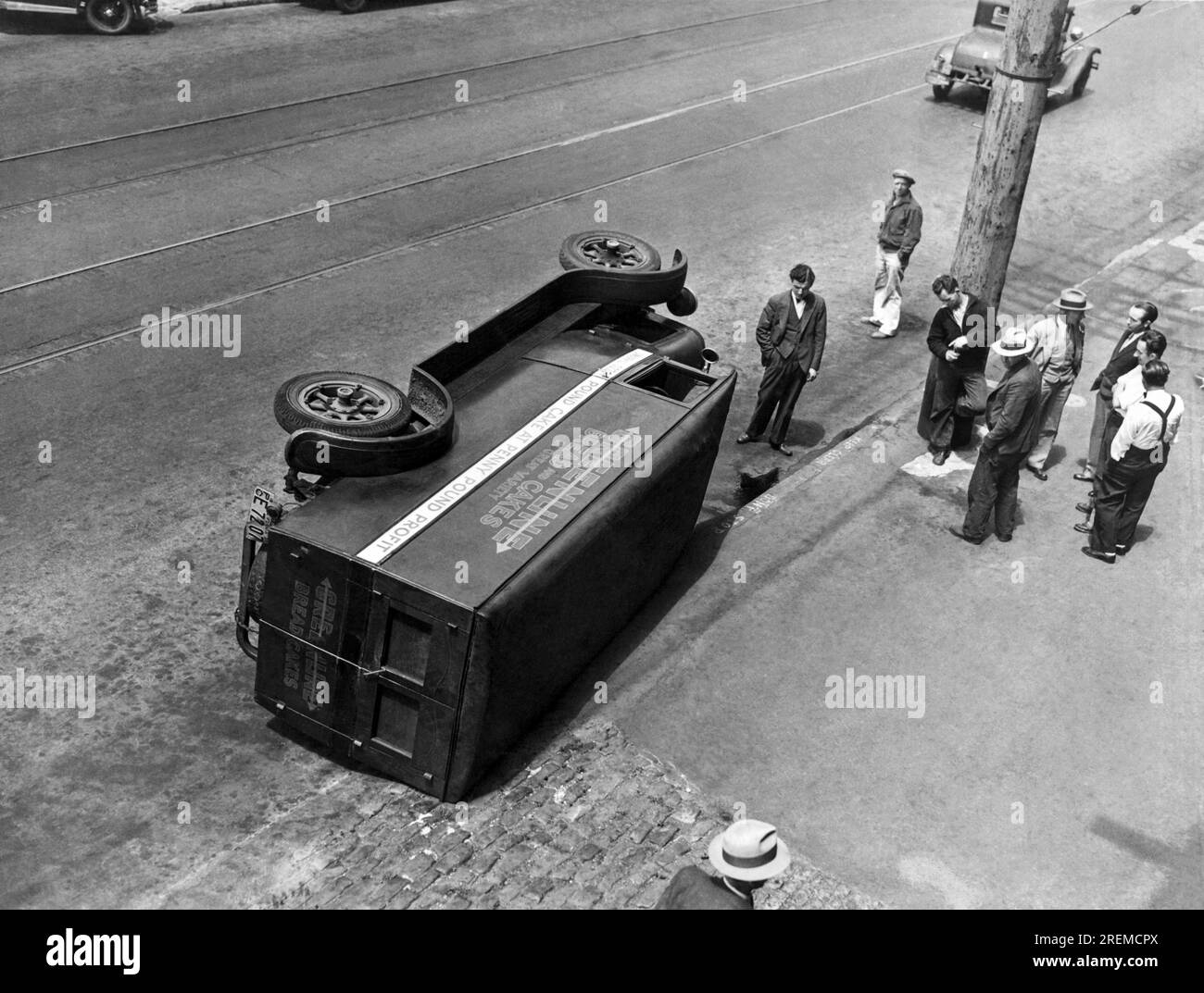 San Francisco, California: 20 luglio 1934. Il conducente di questo camion da panetteria Greenline è stato informato dagli scioperanti che sarebbe stato meglio non lavorare durante lo sciopero sul lungomare. Foto Stock