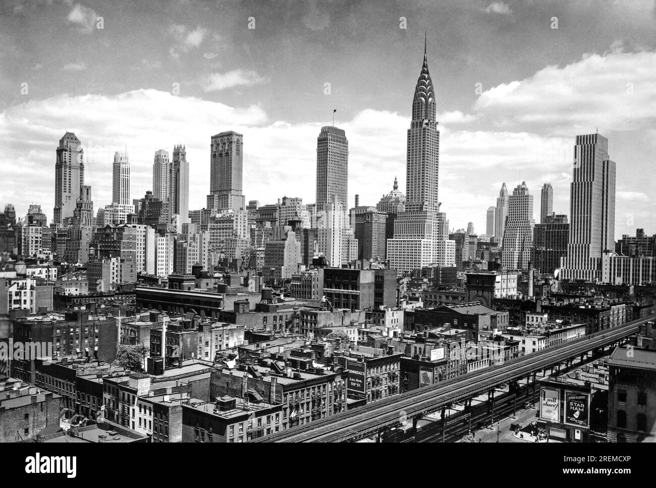 New York, New York: c. 1930 skyline di New York con il Chrysler Building alla E. 42esima. Strada Foto Stock
