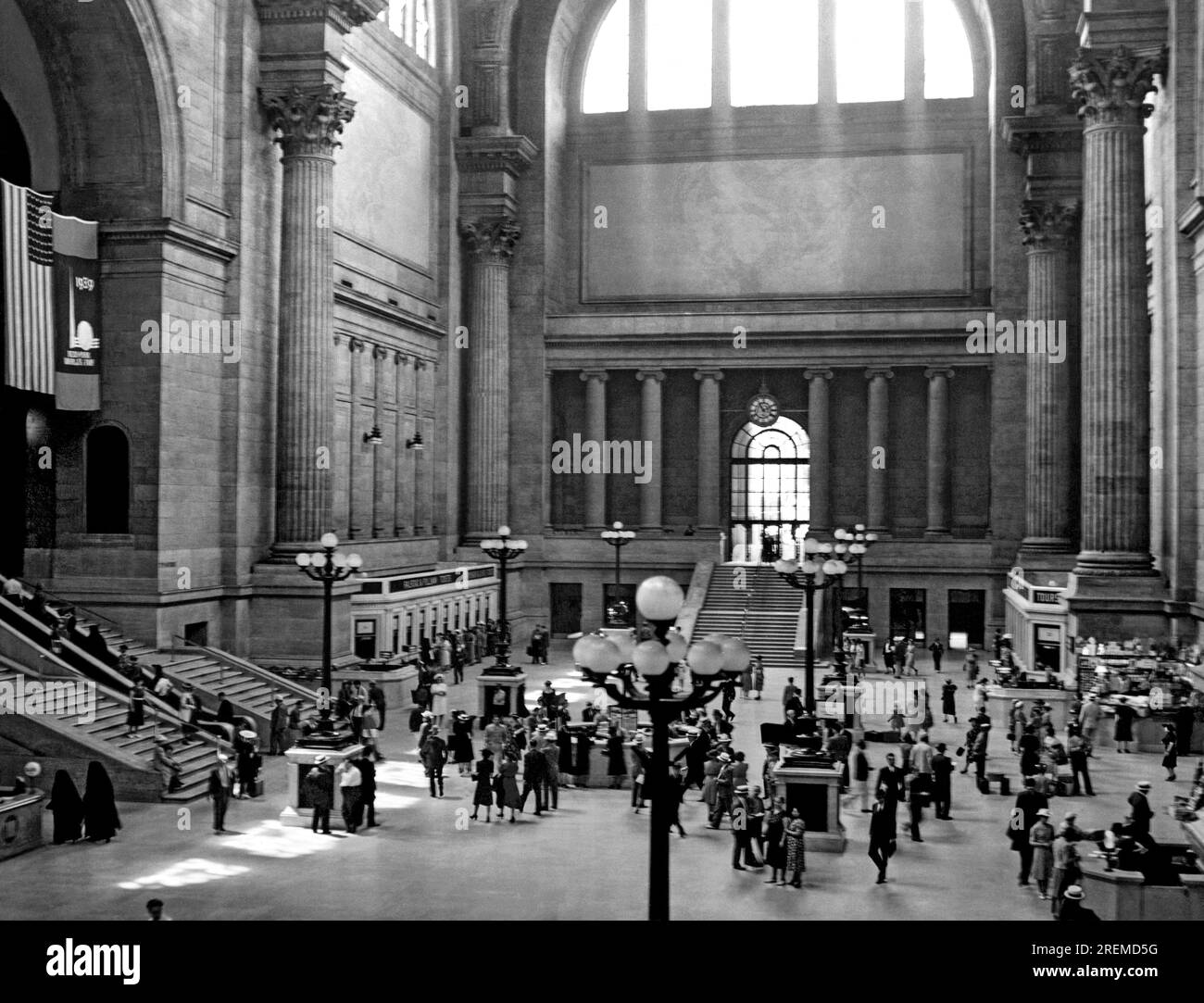 New York, New York: 1939 l'interno della Pennsylvania Station con le sue famose vetrate del clerestorio sopra. Foto Stock