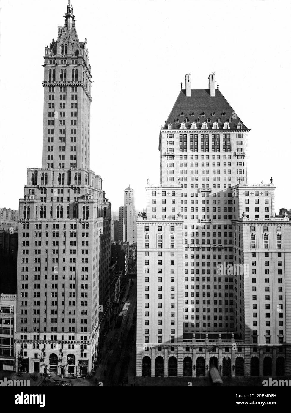 New York, New York: c. 1927 hotel di nuova apertura in 59th Street e 5th Avenue, l'Hotel Netherland sulla sinistra e l'Hotel Savoy-Plaza sulla destra. L'Hotel Savoy-Plaza è stato demolito nel 1964. Foto Stock