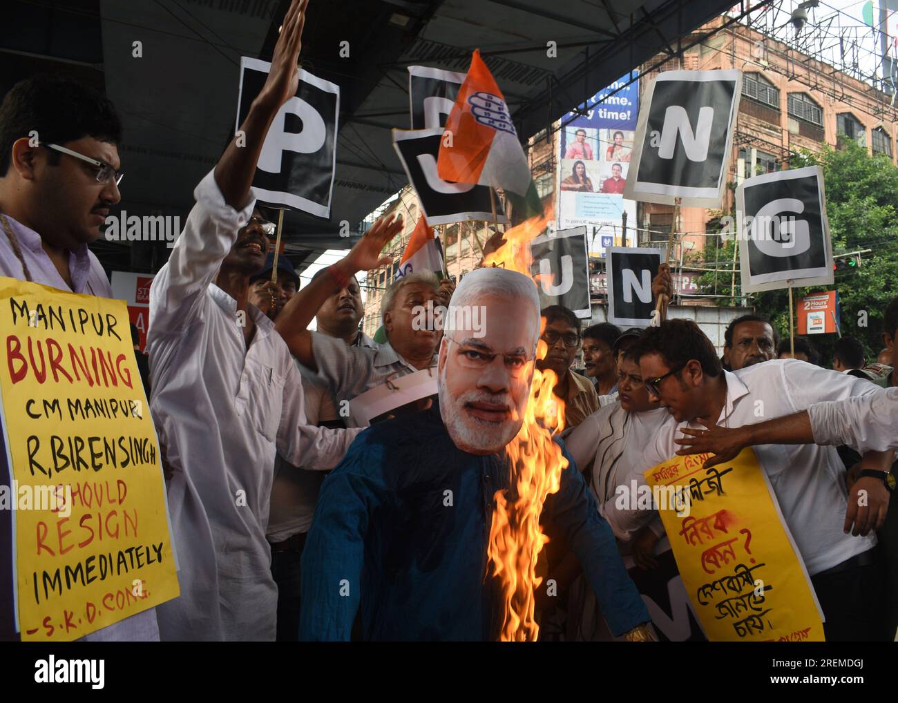 Kolkata, India. 28 luglio 2023. Gli attivisti del Congresso Nazionale Indiano (Inc) manifestano una manifestazione anti-governativa contro la violenza di Manipur, chiedendo le dimissioni del Ministro degli interni dell'India Amit Shah e del primo Ministro di Manipur N. Biren Singh. (Foto di Sayantan Chakraborty/Pacific Press) credito: Pacific Press Media Production Corp./Alamy Live News Foto Stock