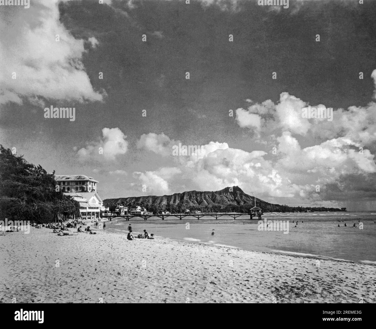 Honolulu, Hawaii c 1928 Waikiki Beach su Oahu, con Diamond Head sullo sfondo. Foto Stock