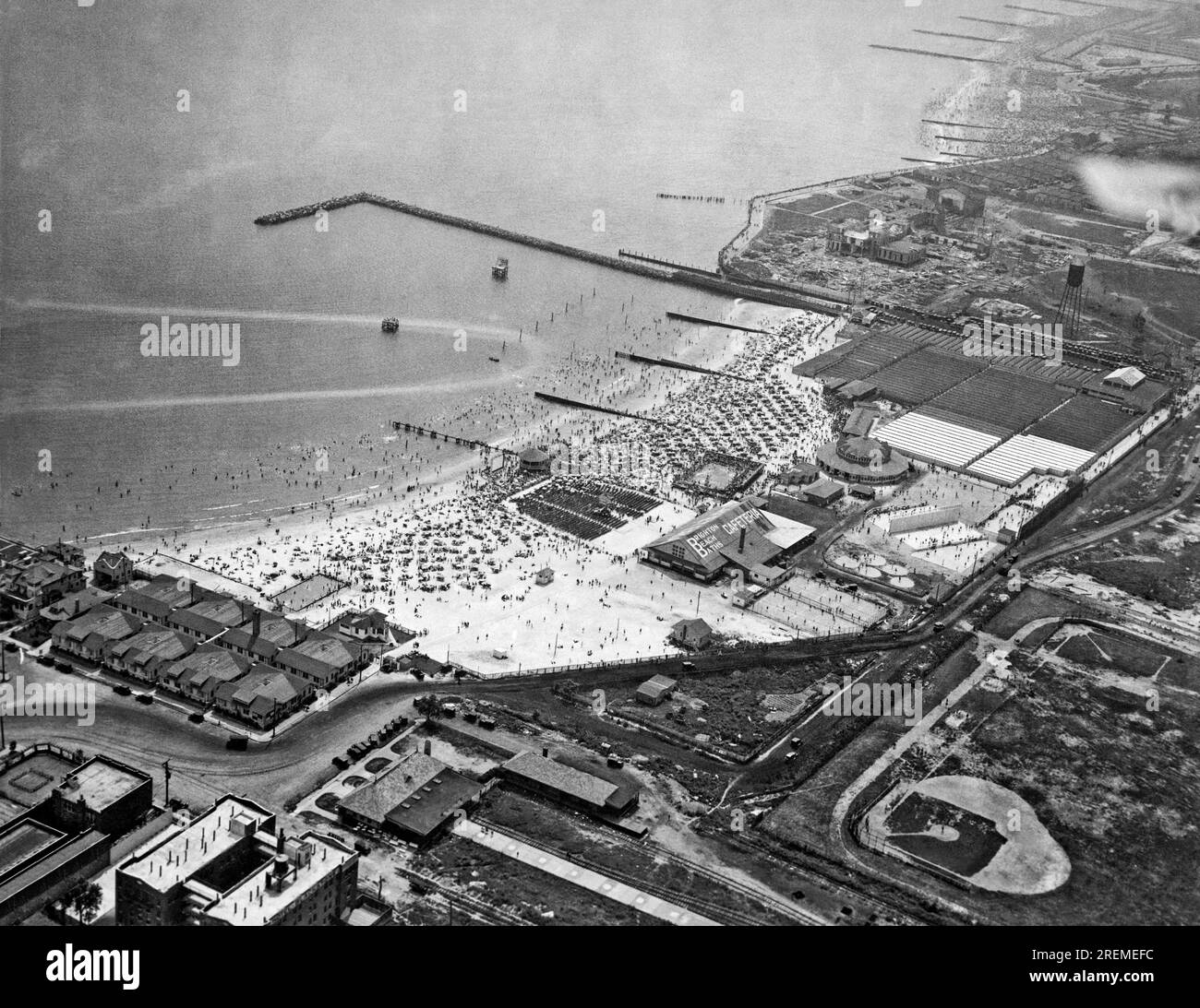 New York, New York: 4 luglio 1925. Una vista aerea di Brighton Beach a Brooklyn in un affollato 4 luglio. Foto Stock