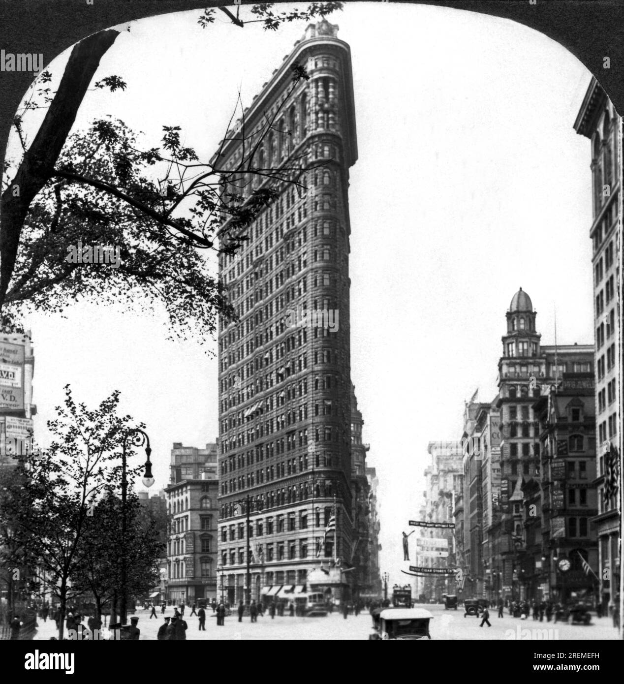 New York, New York: c. 1912 il Flatiron Building (originariamente chiamato Fuller Building) a Fifth Avenue e Broadway all'estremità sud di Madison Square a New York City. E' alto 22 piani ed e' stato progettato da Daniel Burnham. Foto Stock