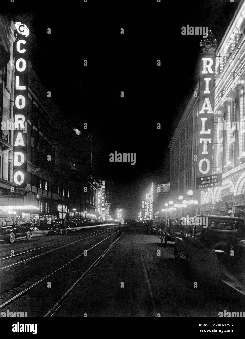 Denver, Colorado: 1922 Curtis Street a Denver, Colorado, divertiti di notte con i teatri Rialto, Colorado e Empress. Foto Stock