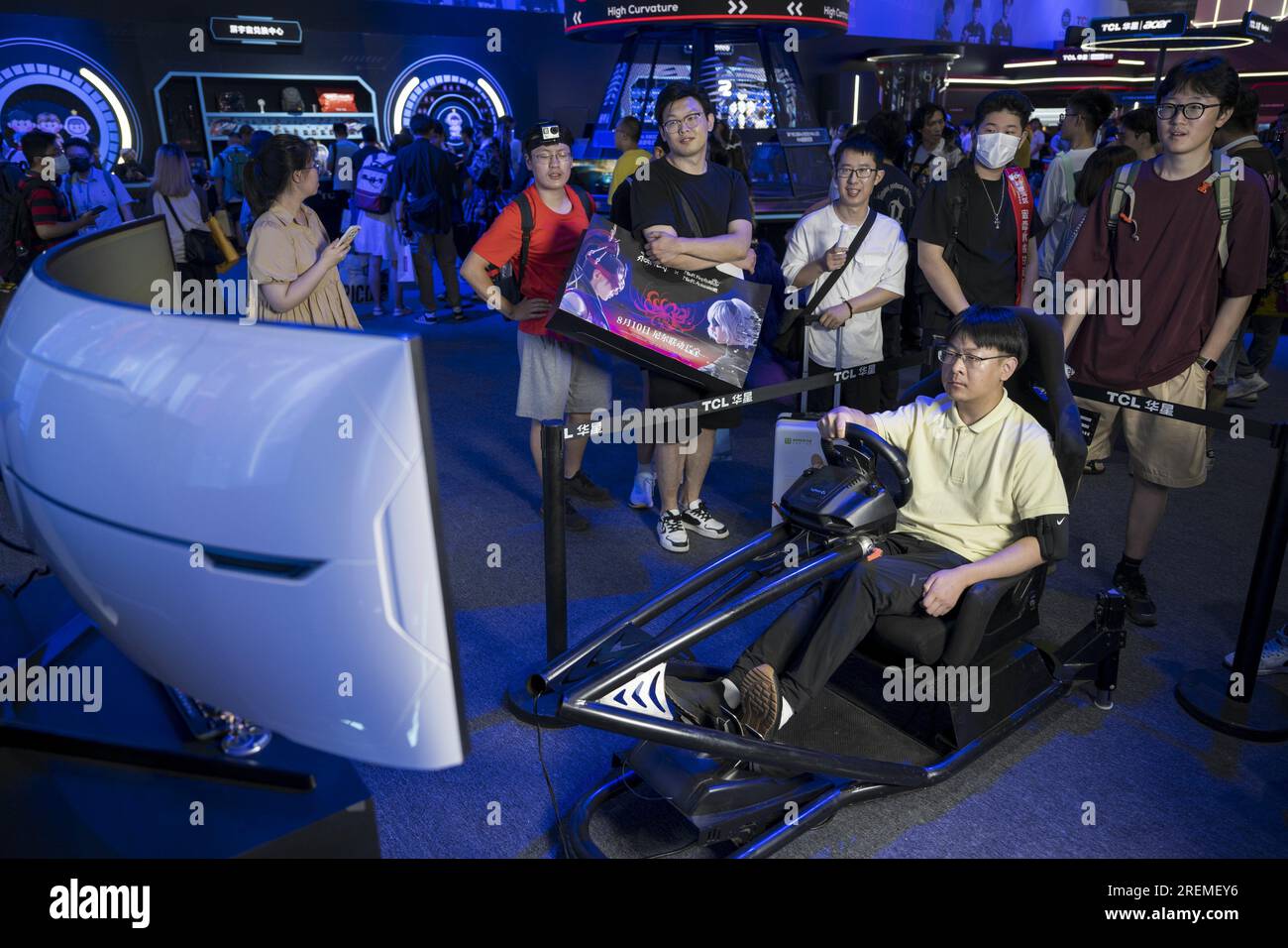 SHANGHAI, CINA - 28 LUGLIO 2023 - i giocatori provano un gioco di corse al 2023ChinaJoy di Shanghai, Cina, 28 luglio 2023. Foto Stock
