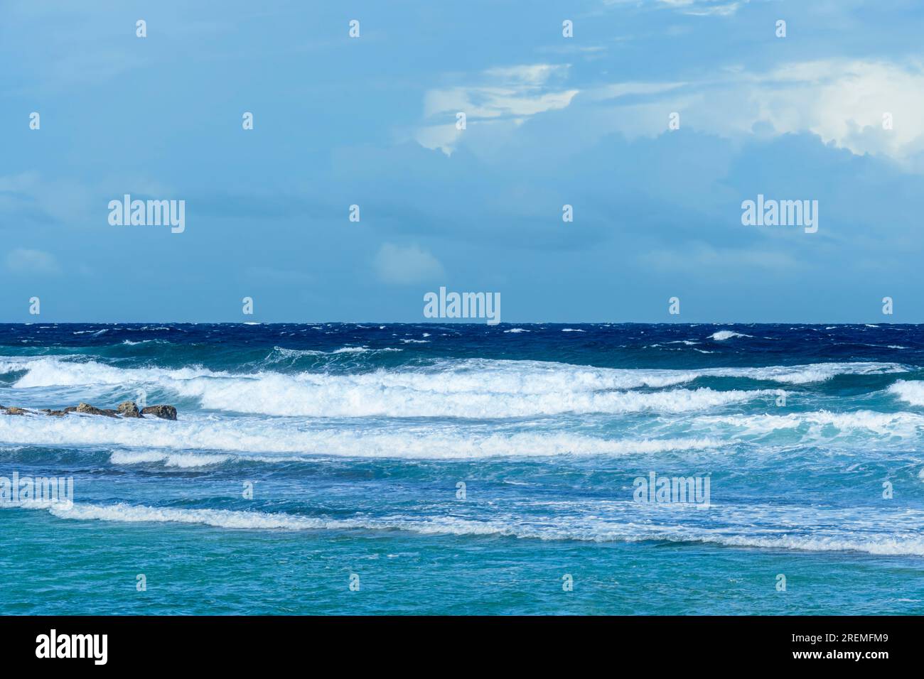 Onde sulla costa orientale di Bonaire, Paesi Bassi caraibici Foto Stock