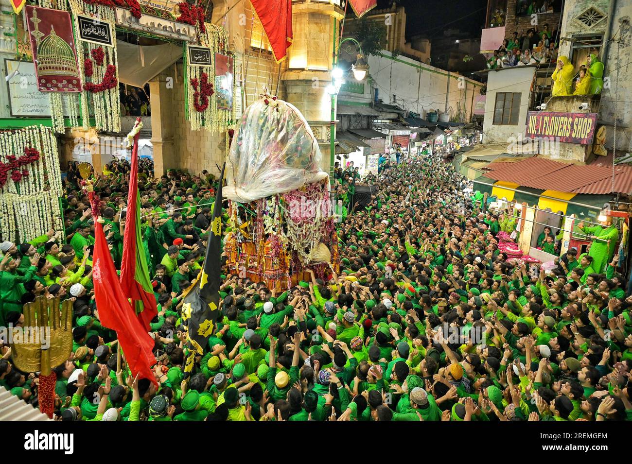 Ajmer, Rajasthan, India. 27 luglio 2023. Processione di Tazia durante il mese santo di Muharram davanti a dargah Ajmer. (Immagine di credito: © Shaukat Ahmed/Pacific Press via ZUMA Press Wire) SOLO USO EDITORIALE! Non per USO commerciale! Foto Stock