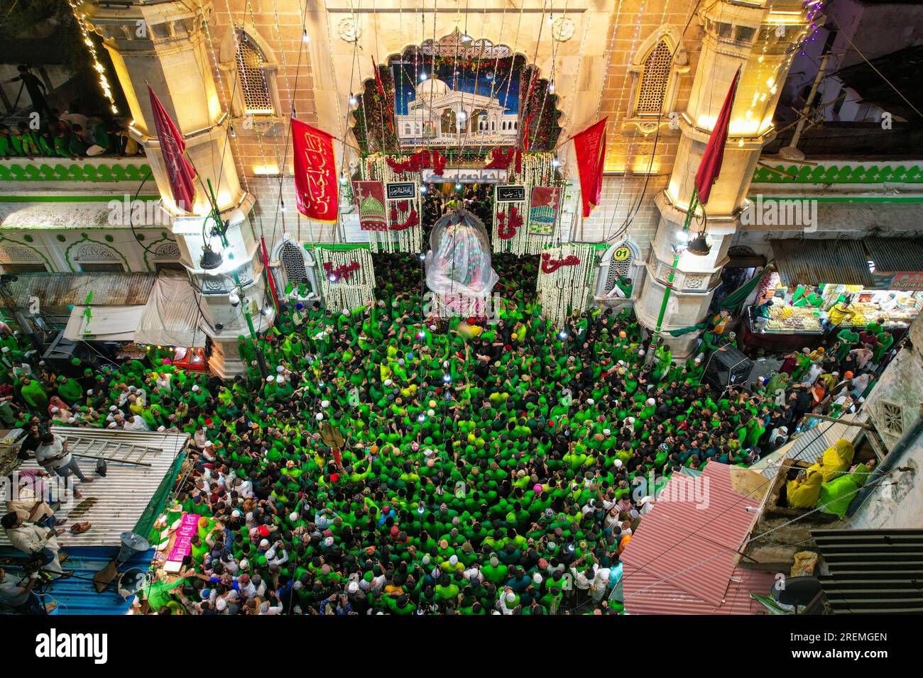 Ajmer, Rajasthan, India. 10 gennaio 2010. Processione di Tazia durante il mese santo di Muharram davanti a dargah Ajmer. (Immagine di credito: © Shaukat Ahmed/Pacific Press via ZUMA Press Wire) SOLO USO EDITORIALE! Non per USO commerciale! Foto Stock