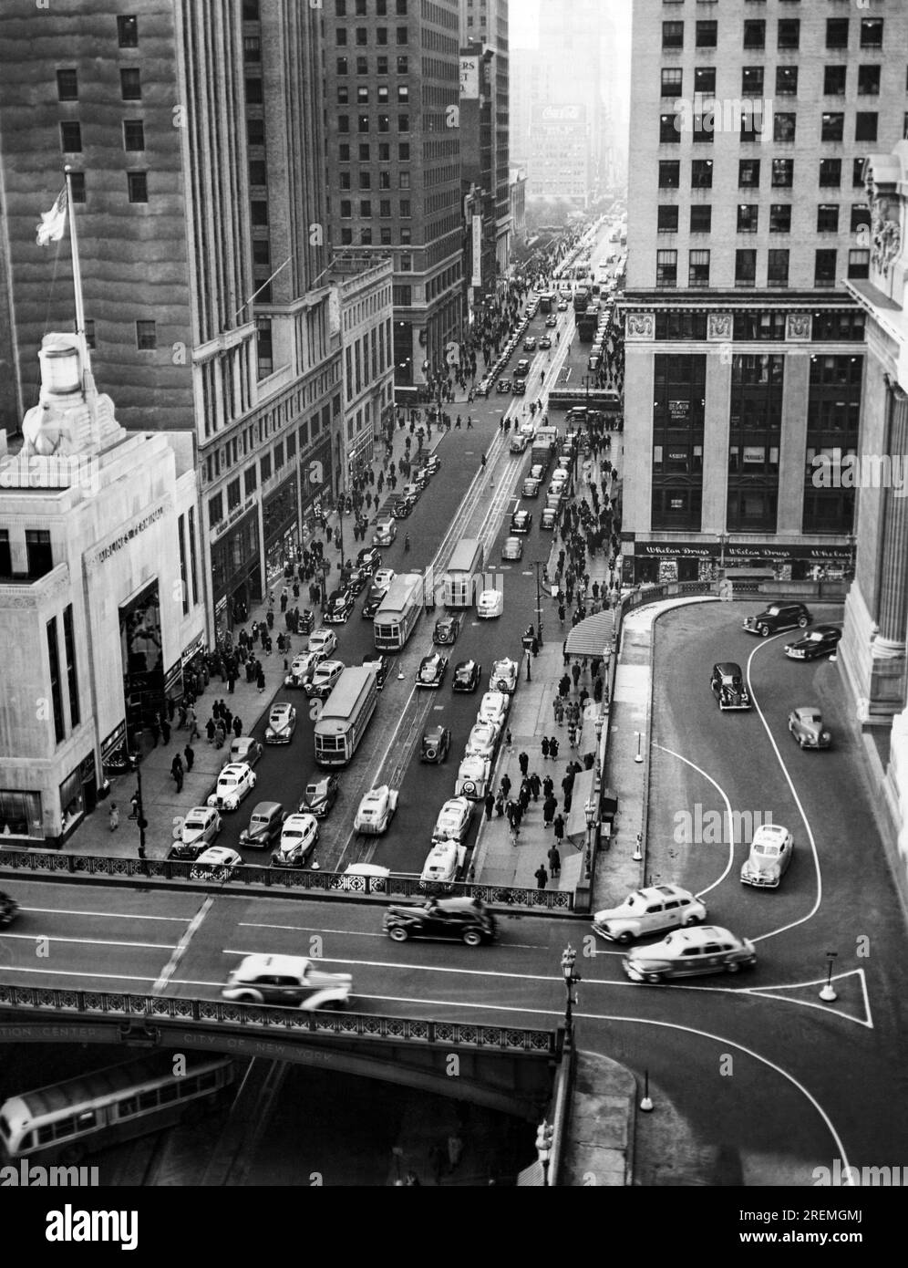 New York, New York, 9 dicembre 1941 il traffico cittadino e i pedoni continuano normalmente come un allarme di raid aereo suona il 9 dicembre, due giorni dopo Pearl Harbor. Questa foto, guardando ad ovest sulla 42esima strada dall'Hotel Commodore, è stata scattata mentre le sirene urlavano e fischiano. La Grand Central Station è sulla destra. Foto Stock