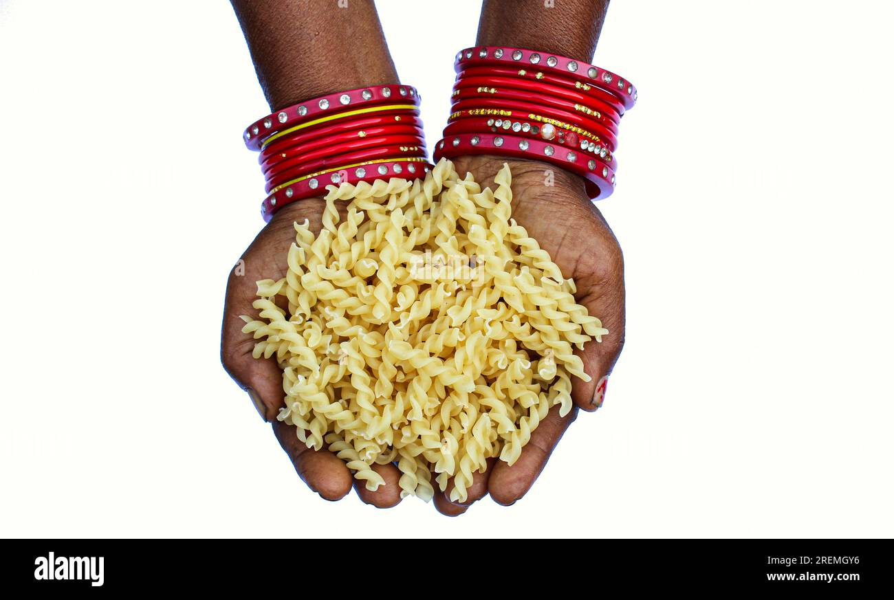 Tenendo un po' di pasta Fusilli in una vista dall'alto Foto Stock