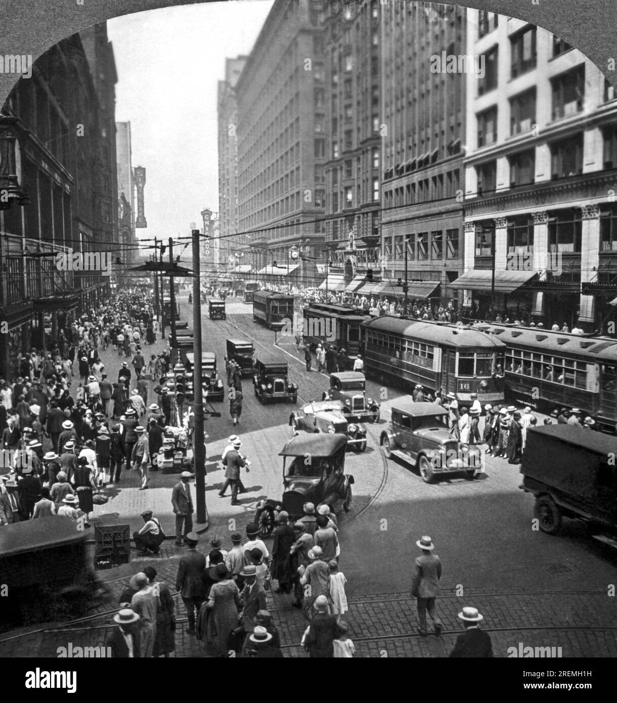 Chicago, Illinois: circa 1923 Una giornata normale su State Street, il cuore del quartiere dello shopping di Chicago. Foto Stock