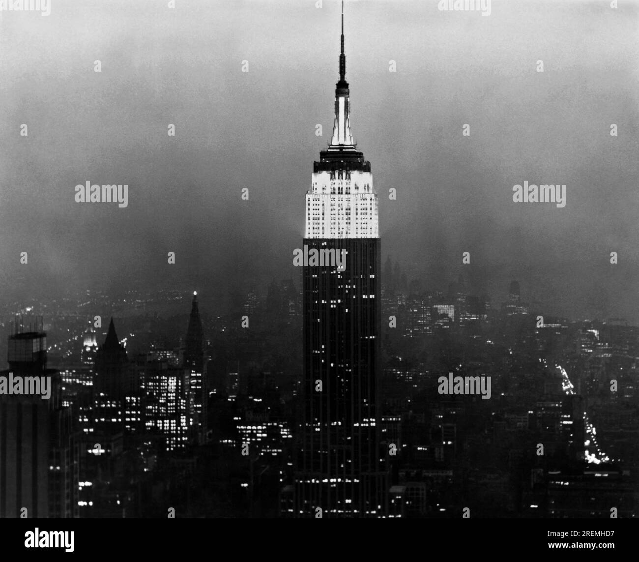 New York, New York: 3 luglio 1964 Grazie alla nuova tecnologia, l'edificio più alto del mondo è in grado di essere illuminato di notte. Ora l'Empire State Building domina lo skyline notturno e diurno. Foto Stock