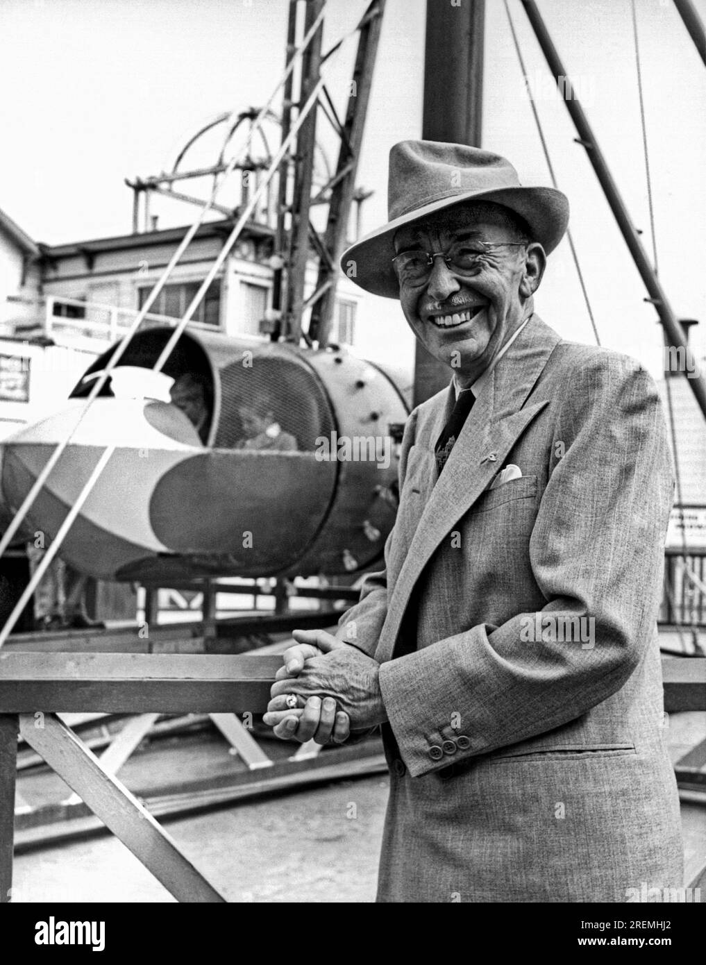 San Francisco, California: c. 1950 Un sorridente George K. Whitney, proprietario del parco divertimenti Playland a San Francisco. Foto Stock